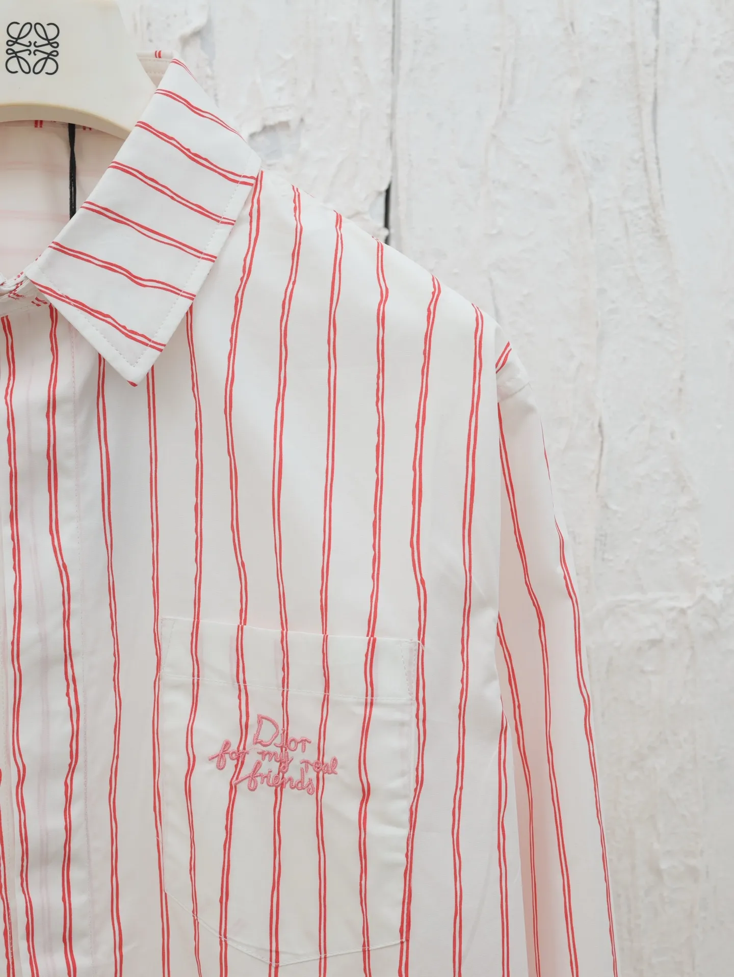 🅿️450 Dio*/Dior Vertical Simple Embroidered Shirt This shirt combines modern style with traditional beauty. Crafted from white cotton poplin, it features a blue and gray striped pattern displaying the Dior For My Real Friends signature from the DIOR AND HYLTON NE collection. A patch pocket on the chest and hidden button closure complete the design. Can be worn with everyday clothing.  Size: S-39/M-40/L-41/XL-42