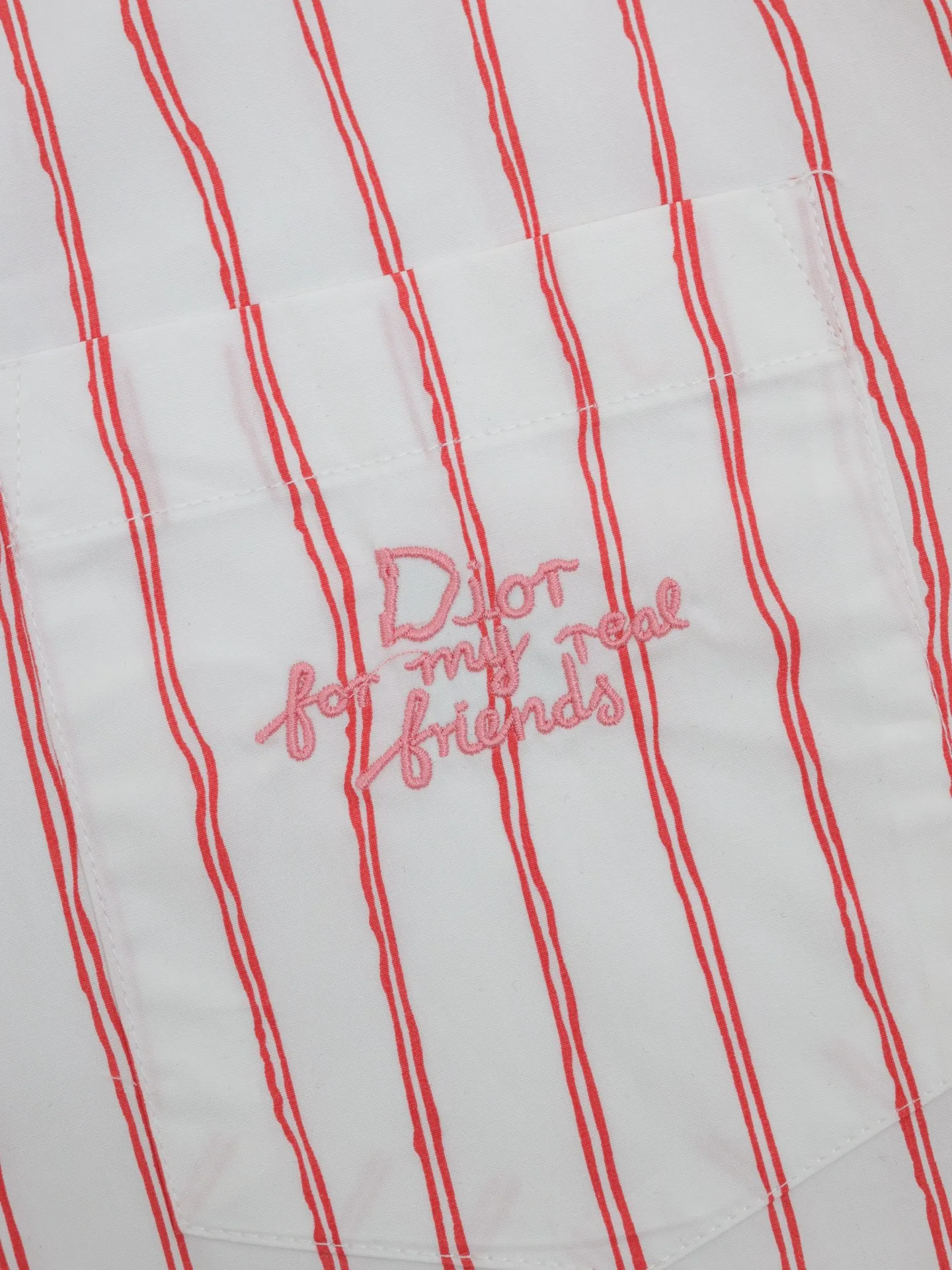 🅿️450 Dio*/Dior Vertical Simple Embroidered Shirt This shirt combines modern style with traditional beauty. Crafted from white cotton poplin, it features a blue and gray striped pattern displaying the Dior For My Real Friends signature from the DIOR AND HYLTON NE collection. A patch pocket on the chest and hidden button closure complete the design. Can be worn with everyday clothing.  Size: S-39/M-40/L-41/XL-42