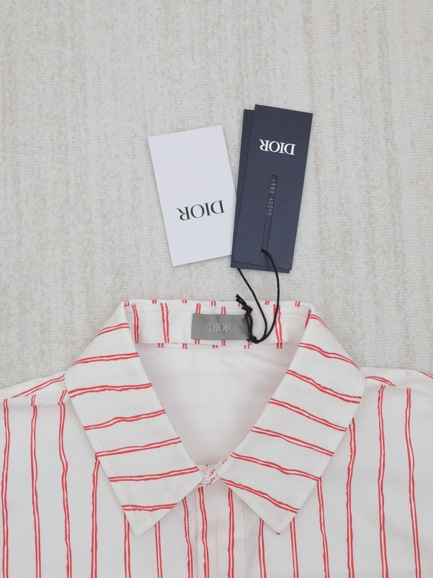 🅿️450 Dio*/Dior Vertical Simple Embroidered Shirt This shirt combines modern style with traditional beauty. Crafted from white cotton poplin, it features a blue and gray striped pattern displaying the Dior For My Real Friends signature from the DIOR AND HYLTON NE collection. A patch pocket on the chest and hidden button closure complete the design. Can be worn with everyday clothing.  Size: S-39/M-40/L-41/XL-42