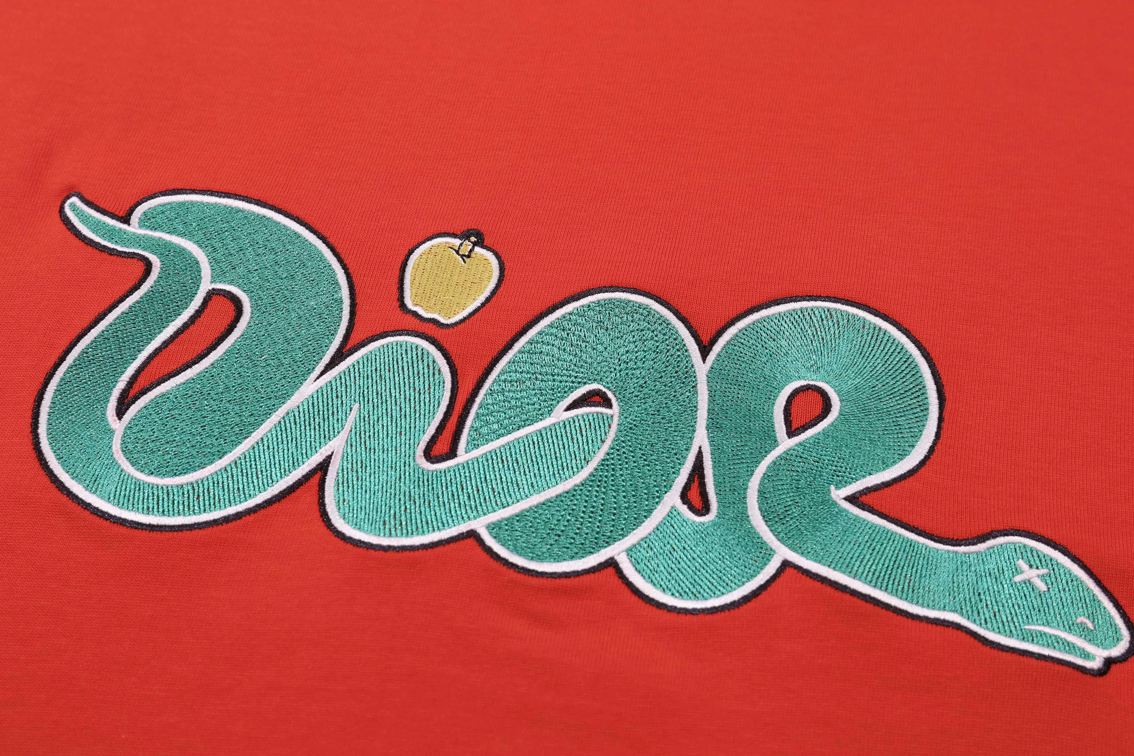 🅿️200 Correct version of high quality D1or/25ss new Year of the Snake co-branded bloom-dyed short-sleeved T-shirt made of 21s double yarn cotton plain weave. It is equipped with 21 pairs of fine cotton yarns and 1*1 horizontal machine-woven threads. The front and rear hems are printed with digital direct injection, and the full-length large-size pattern is available.  The front panel is embroidered with Tajima embroidery machine imported from Japan. The number of embroidery stitches reaches 130,000. The thread color is matched with satin patch to increase the stiffness to avoid shifting during the embroidery process. The short needle tatami three-layer embroidery method is equipped with a new co-branded hangtag for the Year of the Snake. Same size for men and women. Size: XS S M L