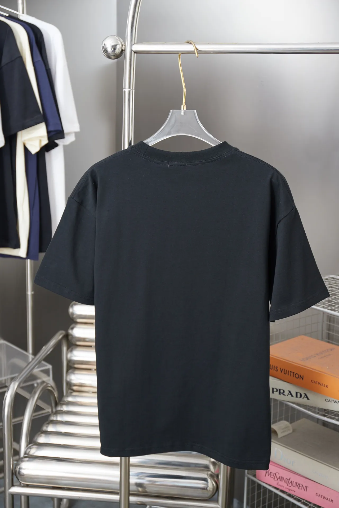 🅿️170 D＊or CD 25SS early spring new style joint series chest collar logo short sleeves light luxury essential item for daily commuting for men and women correct version welcome to compare detailed features · 320g 100% pure cotton double yarn jersey fabric · Custom dyed in the same cylinder, special thickened 32 count double-strand 1X1 thread · Hand-sewn custom brand collar label on the chest · Double needle stitching cross-stitching process · Original main mark, washed tag, brand moisture-proof paper packaging Color: White/Black Size: S/M/L/XL