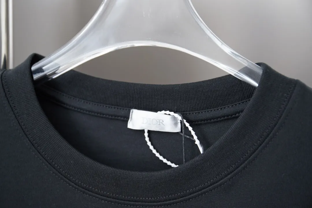 🅿️170 D＊or CD 25SS early spring new style joint series chest collar logo short sleeves light luxury essential item for daily commuting for men and women correct version welcome to compare detailed features · 320g 100% pure cotton double yarn jersey fabric · Custom dyed in the same cylinder, special thickened 32 count double-strand 1X1 thread · Hand-sewn custom brand collar label on the chest · Double needle stitching cross-stitching process · Original main mark, washed tag, brand moisture-proof paper packaging Color: White/Black Size: S/M/L/XL