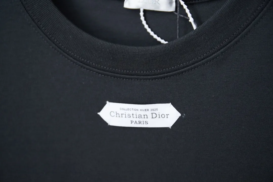 🅿️170 D＊or CD 25SS early spring new style joint series chest collar logo short sleeves light luxury essential item for daily commuting for men and women correct version welcome to compare detailed features · 320g 100% pure cotton double yarn jersey fabric · Custom dyed in the same cylinder, special thickened 32 count double-strand 1X1 thread · Hand-sewn custom brand collar label on the chest · Double needle stitching cross-stitching process · Original main mark, washed tag, brand moisture-proof paper packaging Color: White/Black Size: S/M/L/XL