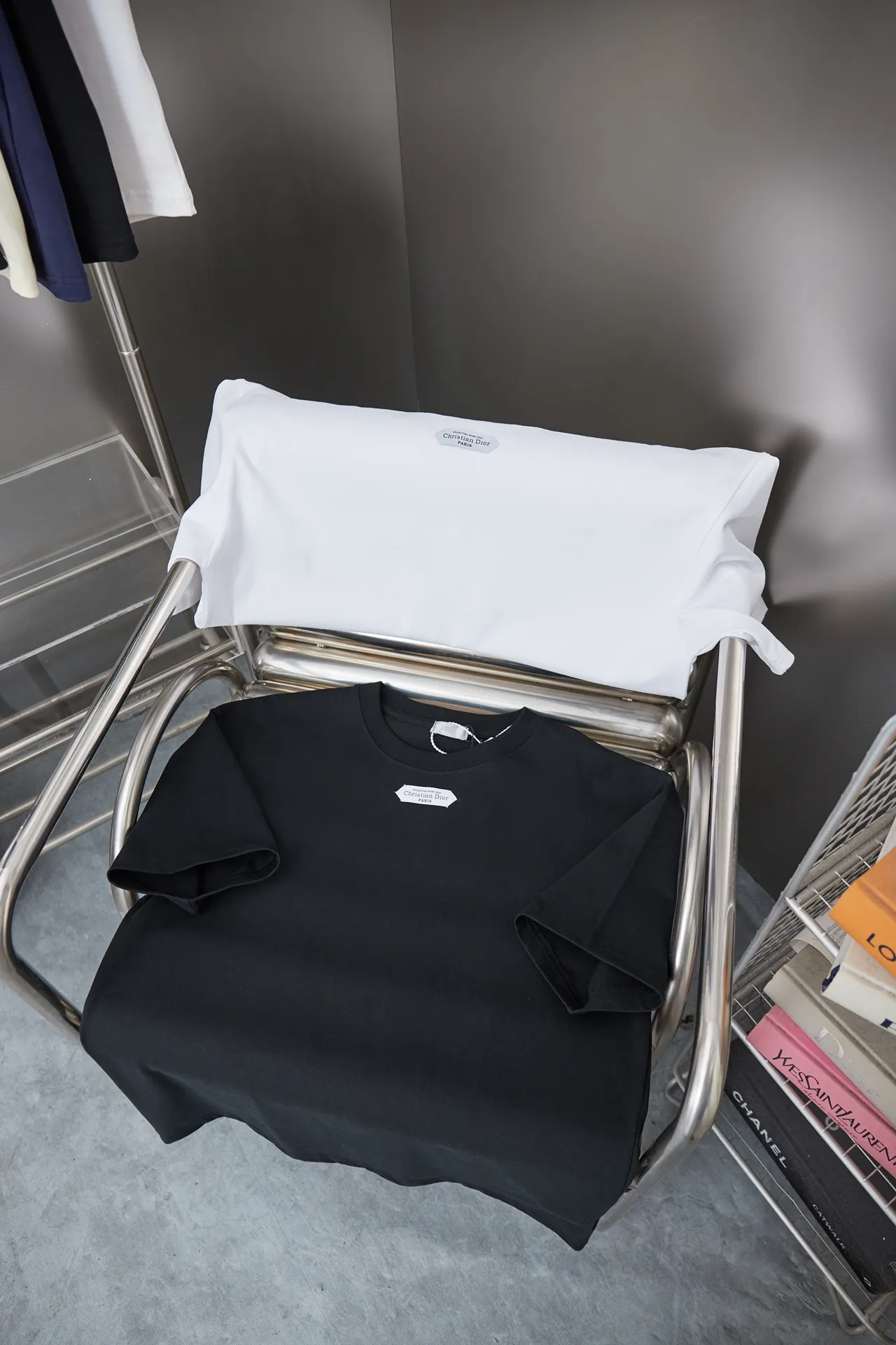 🅿️170 D＊or CD 25SS early spring new style joint series chest collar logo short sleeves light luxury essential item for daily commuting for men and women correct version welcome to compare detailed features · 320g 100% pure cotton double yarn jersey fabric · Custom dyed in the same cylinder, special thickened 32 count double-strand 1X1 thread · Hand-sewn custom brand collar label on the chest · Double needle stitching cross-stitching process · Original main mark, washed tag, brand moisture-proof paper packaging Color: White/Black Size: S/M/L/XL