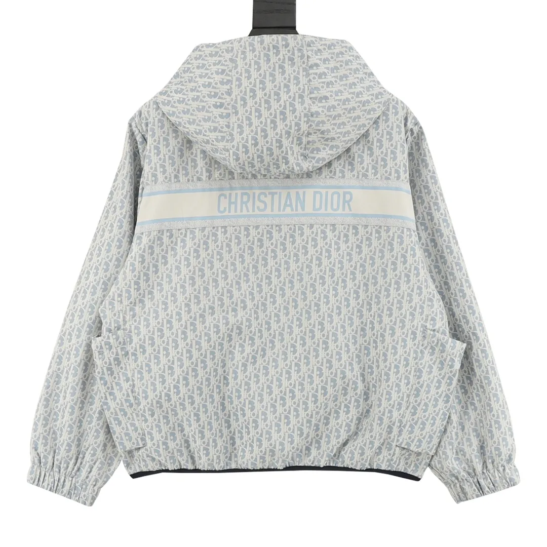 🅿️570 DIOR/Dior all-over printed washed distressed jacquard zipper windbreaker jacket. Exclusive molding and custom-made original zipper. It will not rust easily after being stored for a long time after washing. The "Dior" letters on the small buttons on the pockets are clearly visible. The fabric letters are printed using a discharge printing process, which is to change the original color of the yarn to white and gray. It is not the so-called printed or jacquard fabric on the market. The texture of the fabric is thick and stiff, and it is not the soft and thin material on the market. Pay attention to the distinction. The characteristics of the fabric are not easy to wrinkle. The dyeing yarn 100% restores the original color. An exclusive blockbuster item! Size：XS-L