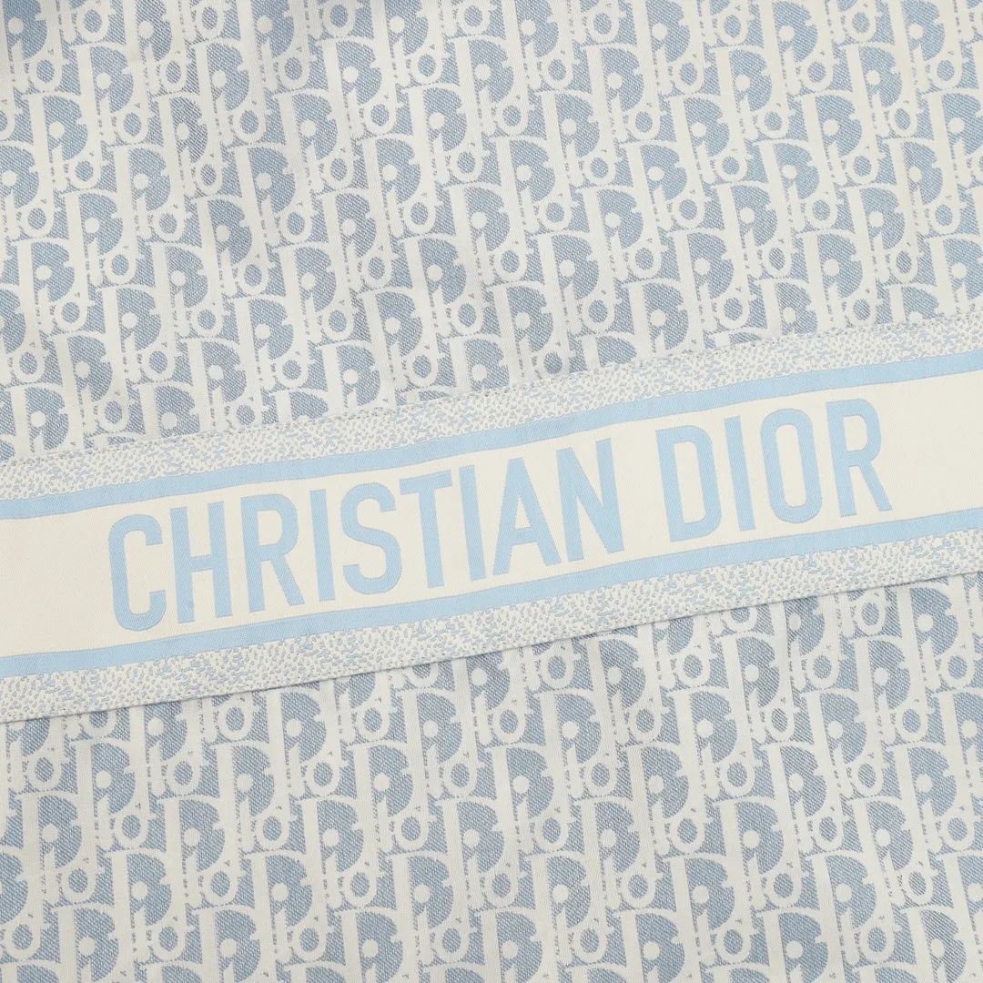 🅿️570 DIOR/Dior all-over printed washed distressed jacquard zipper windbreaker jacket. Exclusive molding and custom-made original zipper. It will not rust easily after being stored for a long time after washing. The "Dior" letters on the small buttons on the pockets are clearly visible. The fabric letters are printed using a discharge printing process, which is to change the original color of the yarn to white and gray. It is not the so-called printed or jacquard fabric on the market. The texture of the fabric is thick and stiff, and it is not the soft and thin material on the market. Pay attention to the distinction. The characteristics of the fabric are not easy to wrinkle. The dyeing yarn 100% restores the original color. An exclusive blockbuster item! Size：XS-L