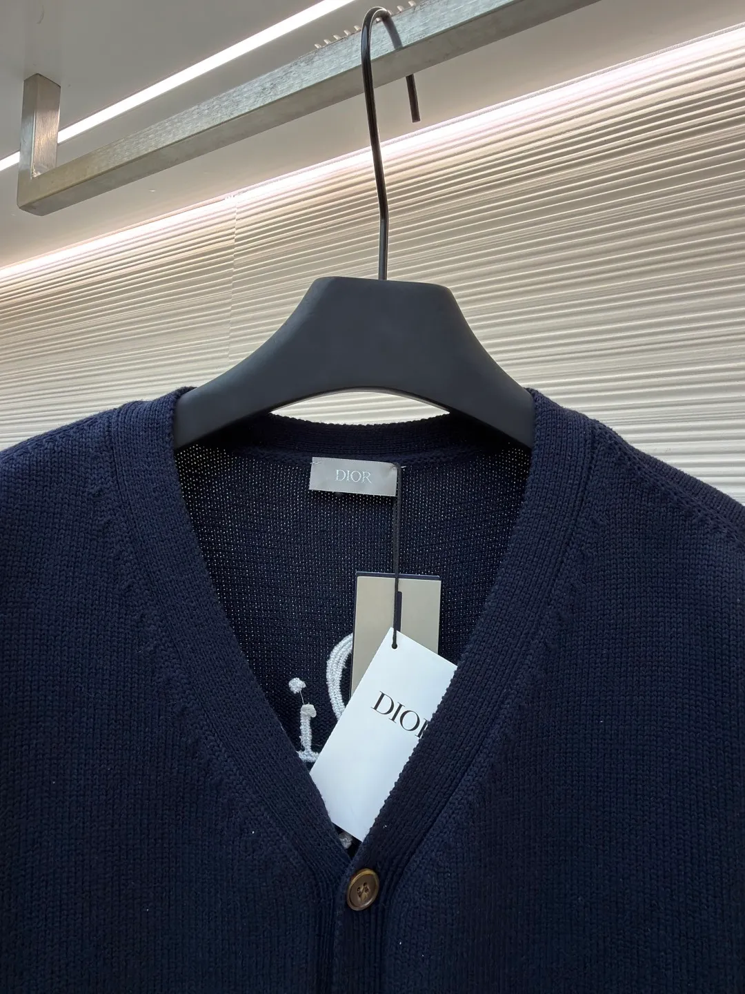 DIOR friend embroidered cotton blend button cardigan ●Original version: purchased and developed by 10539 ●Item number: 1681107-B40 ●Fabric: nylon fabric ●Technology: embroidery production ●Version: Loose fit ●Weight: about 805 grams ●Size: S-M-L-XL ●Description: Made of 40-count cotton yarn and 62% cotton. It is mixed with 38% polyester. The two types of wool are mixed and woven to effectively make the upper body more three-dimensional. The embroidery uses wool yarn high-density embroidery technology, and the front numbers are all embroidered with the joint series LOGO. The number of stitches is about 12,000. The buttons are made of natural horn buttons with the brand's logo on them. This cardigan displays the Dior For My Real Friends logo from the DIOR AND HYLTON NEL collaboration. Crafted from white cotton-blend jersey with embroidery on the front and back, button fastening and ribbed trims. It can add style to any look. The overall wiring is straight and delicate, the fabric is comfortable and soft, and the color is consistent without color difference. It can be matched with the same style to create a fashionable look and control various occasions. Customized accessories, complete with three standards, same style for men and women!