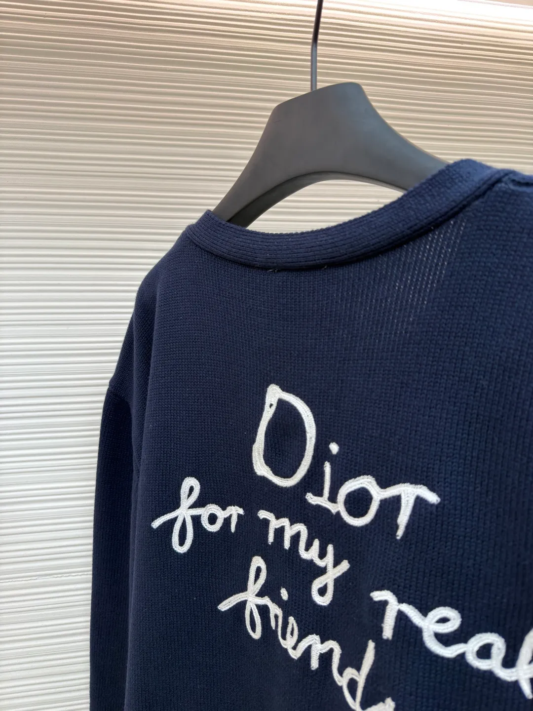DIOR friend embroidered cotton blend button cardigan ●Original version: purchased and developed by 10539 ●Item number: 1681107-B40 ●Fabric: nylon fabric ●Technology: embroidery production ●Version: Loose fit ●Weight: about 805 grams ●Size: S-M-L-XL ●Description: Made of 40-count cotton yarn and 62% cotton. It is mixed with 38% polyester. The two types of wool are mixed and woven to effectively make the upper body more three-dimensional. The embroidery uses wool yarn high-density embroidery technology, and the front numbers are all embroidered with the joint series LOGO. The number of stitches is about 12,000. The buttons are made of natural horn buttons with the brand's logo on them. This cardigan displays the Dior For My Real Friends logo from the DIOR AND HYLTON NEL collaboration. Crafted from white cotton-blend jersey with embroidery on the front and back, button fastening and ribbed trims. It can add style to any look. The overall wiring is straight and delicate, the fabric is comfortable and soft, and the color is consistent without color difference. It can be matched with the same style to create a fashionable look and control various occasions. Customized accessories, complete with three standards, same style for men and women!