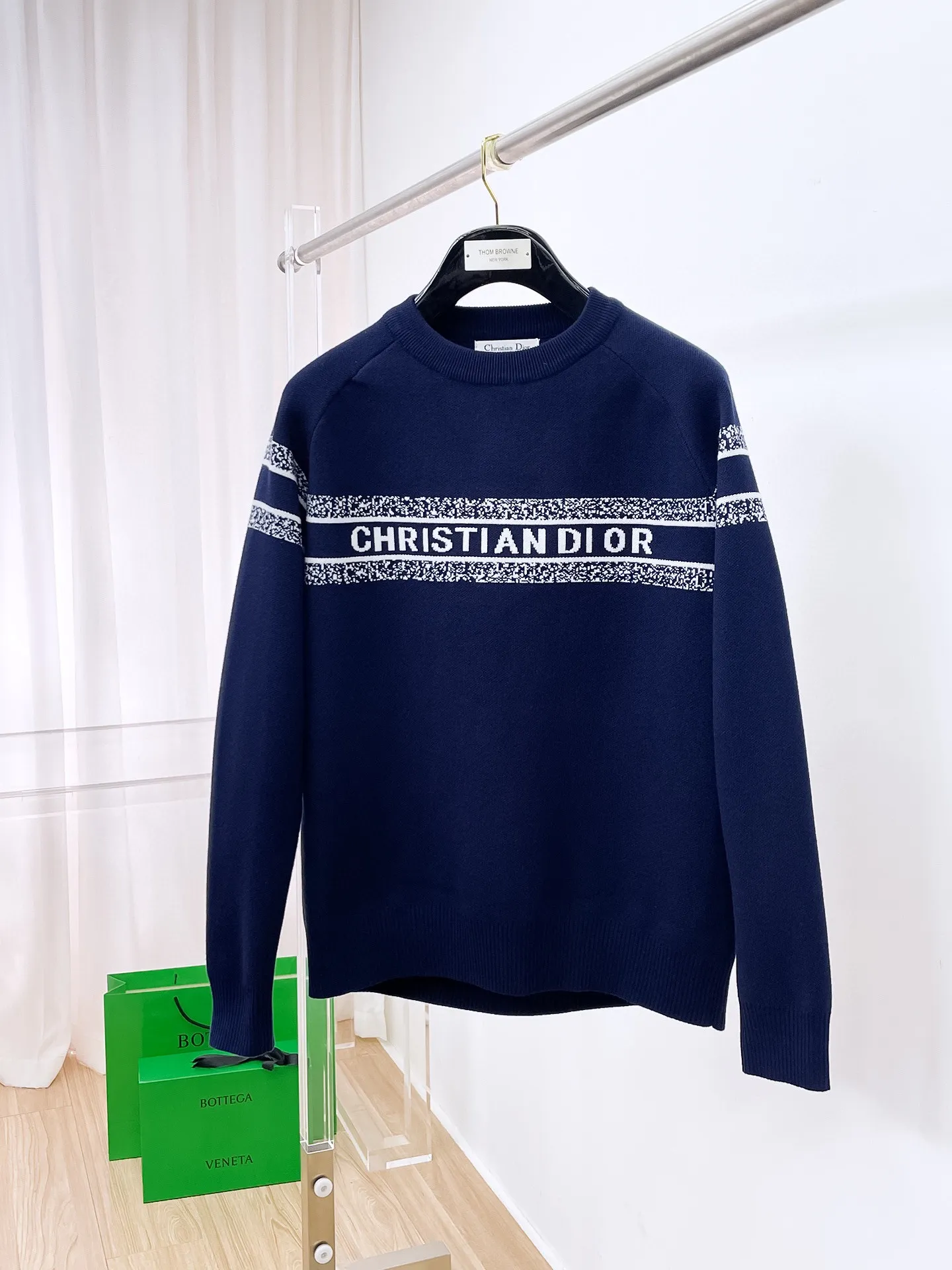 🅿️440 Dior 2025ss new wool blended round neck long-sleeved sweater cardigan bottoming sweater, high-end version! The custom-made fabrics at the counter are highly breathable and comfortable, with impeccable details and brand element design concepts, reflecting high quality. It feels delicate and soft! It presents a casual cut and the upper body shape is great! 🐉Code size: M-3XL