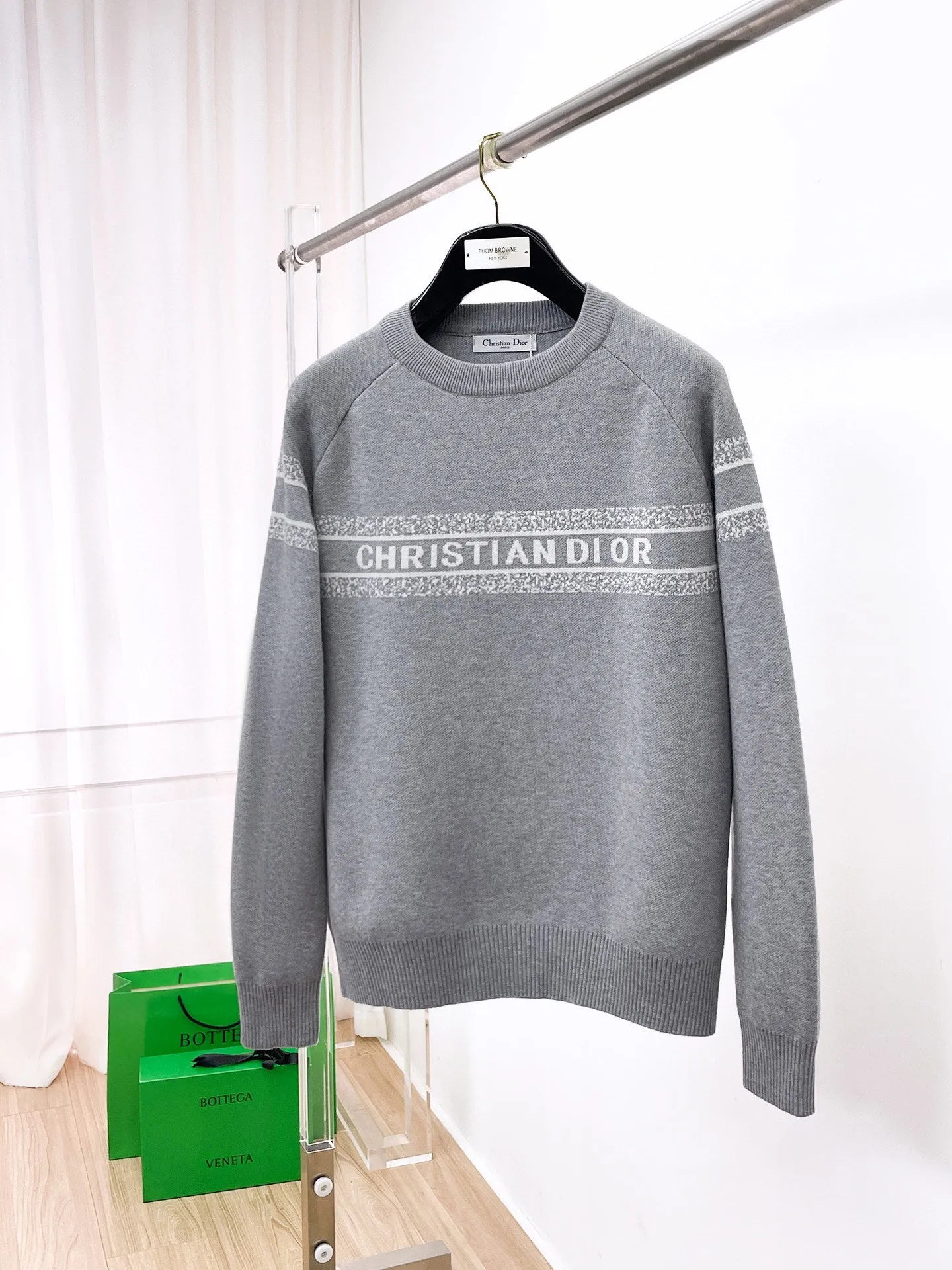 🅿️440 Dior 2025ss new wool blended round neck long-sleeved sweater cardigan bottoming sweater, high-end version! The custom-made fabrics at the counter are highly breathable and comfortable, with impeccable details and brand element design concepts, reflecting high quality. It feels delicate and soft! It presents a casual cut and the upper body shape is great! 🐉Code size: M-3XL