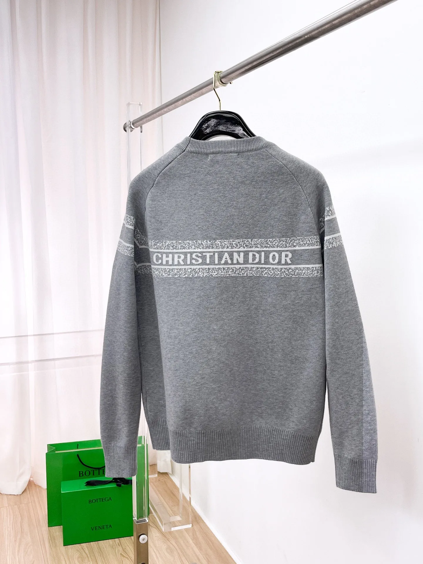 🅿️440 Dior 2025ss new wool blended round neck long-sleeved sweater cardigan bottoming sweater, high-end version! The custom-made fabrics at the counter are highly breathable and comfortable, with impeccable details and brand element design concepts, reflecting high quality. It feels delicate and soft! It presents a casual cut and the upper body shape is great! 🐉Code size: M-3XL