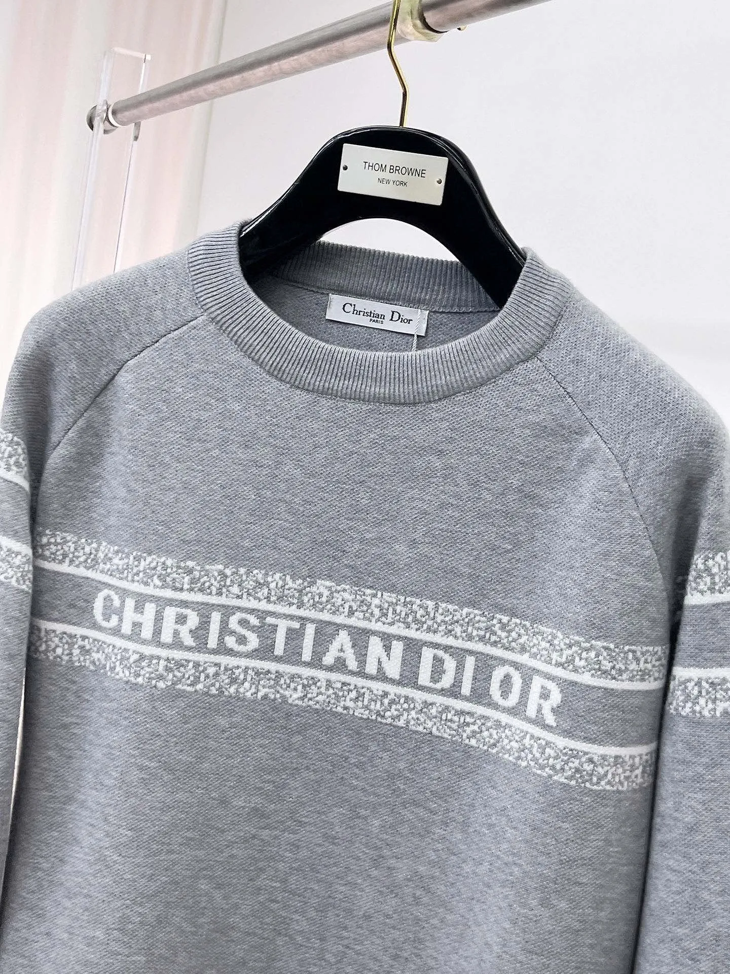🅿️440 Dior 2025ss new wool blended round neck long-sleeved sweater cardigan bottoming sweater, high-end version! The custom-made fabrics at the counter are highly breathable and comfortable, with impeccable details and brand element design concepts, reflecting high quality. It feels delicate and soft! It presents a casual cut and the upper body shape is great! 🐉Code size: M-3XL