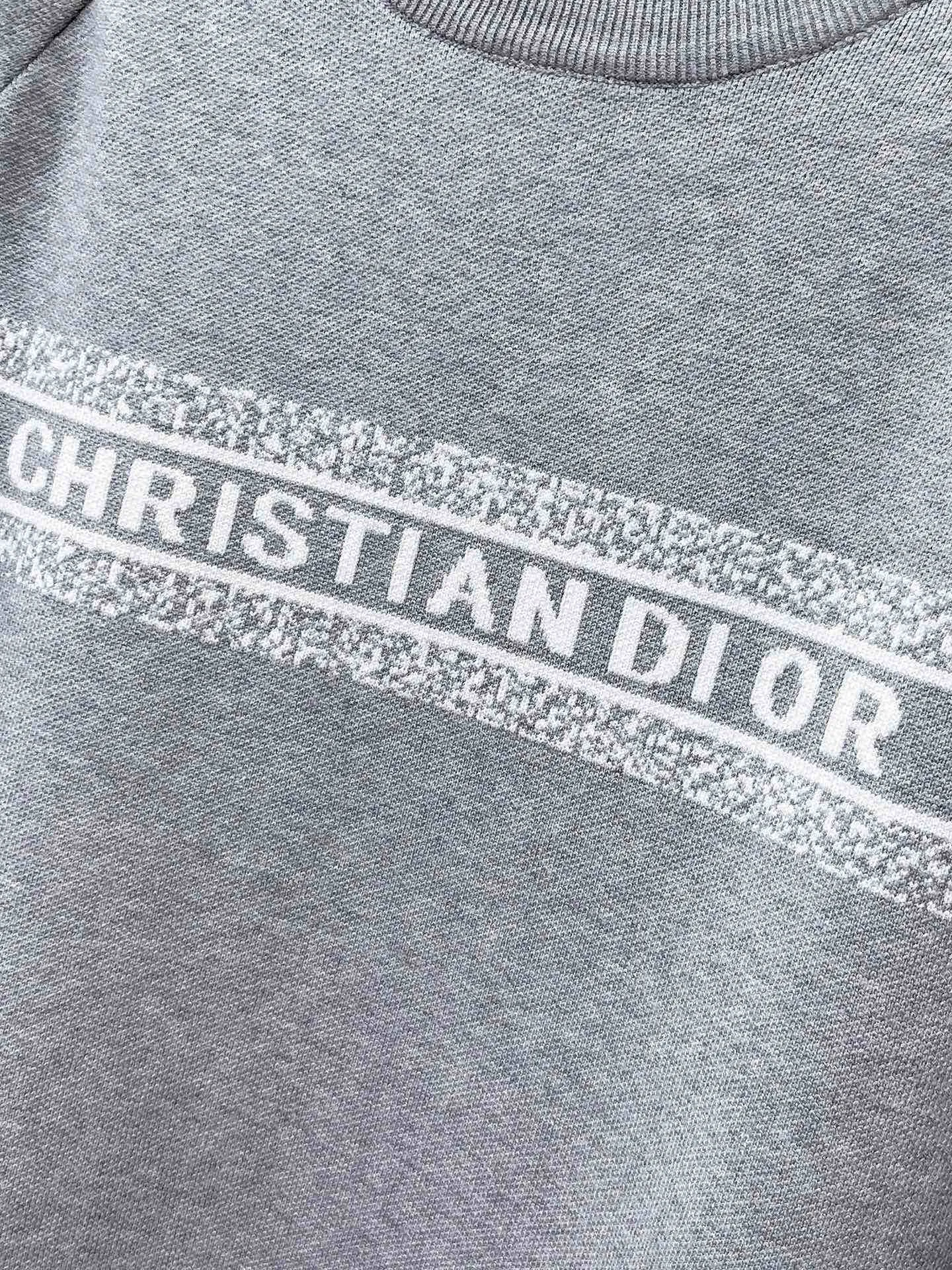 🅿️440 Dior 2025ss new wool blended round neck long-sleeved sweater cardigan bottoming sweater, high-end version! The custom-made fabrics at the counter are highly breathable and comfortable, with impeccable details and brand element design concepts, reflecting high quality. It feels delicate and soft! It presents a casual cut and the upper body shape is great! 🐉Code size: M-3XL