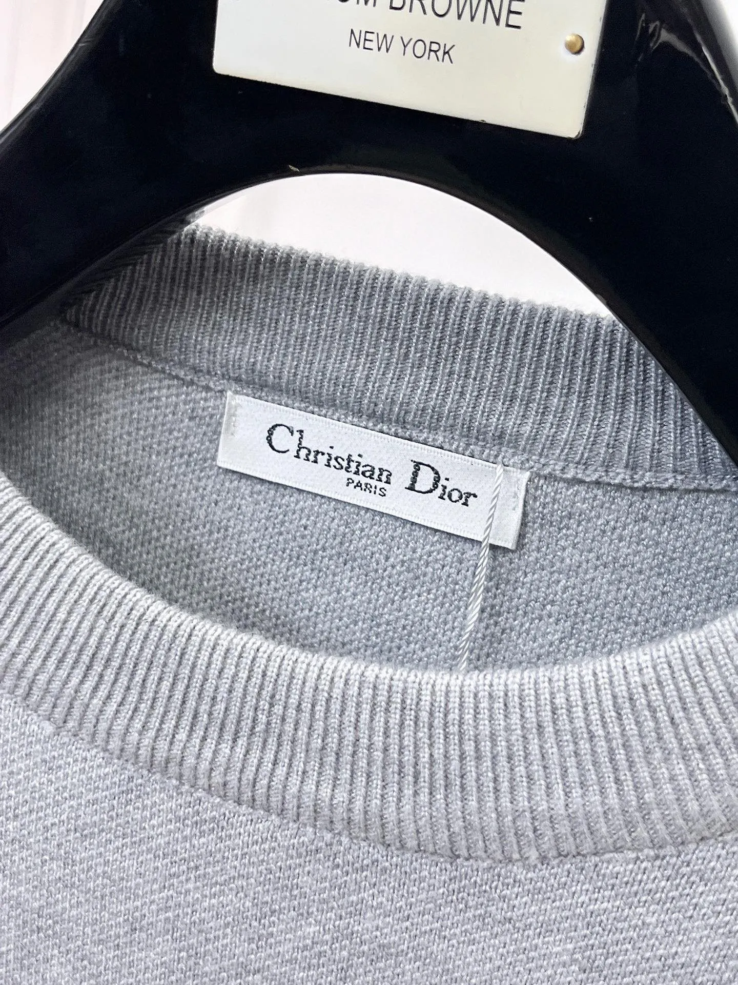 🅿️440 Dior 2025ss new wool blended round neck long-sleeved sweater cardigan bottoming sweater, high-end version! The custom-made fabrics at the counter are highly breathable and comfortable, with impeccable details and brand element design concepts, reflecting high quality. It feels delicate and soft! It presents a casual cut and the upper body shape is great! 🐉Code size: M-3XL