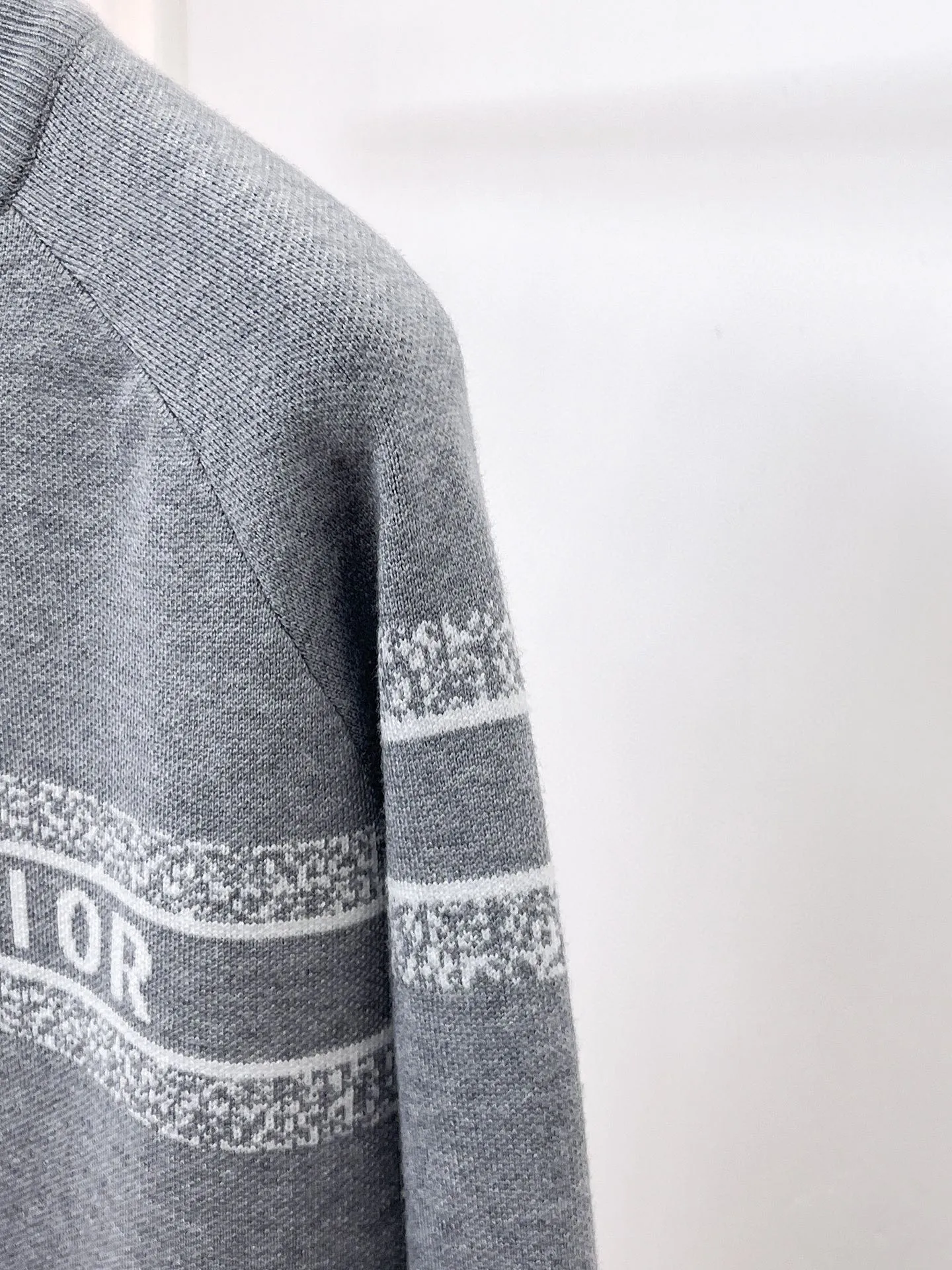 🅿️440 Dior 2025ss new wool blended round neck long-sleeved sweater cardigan bottoming sweater, high-end version! The custom-made fabrics at the counter are highly breathable and comfortable, with impeccable details and brand element design concepts, reflecting high quality. It feels delicate and soft! It presents a casual cut and the upper body shape is great! 🐉Code size: M-3XL