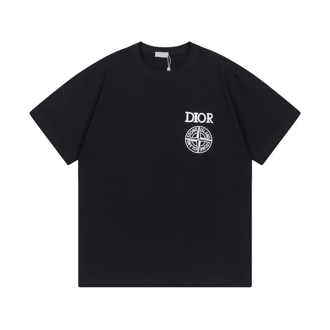 🅿️170 Dior Dior joint stone island series 2025 new three-dimensional silicone letter logo Unisex short-sleeved T-shirt ·Customized 280 grams of 100% double yarn pure cotton fabric ·Dyeing of 32 double-strand threads ·Laser three-dimensional convex glue technology ·Collar label, hangtag, main mark and three complete labels Color: black Size: XS S M L
