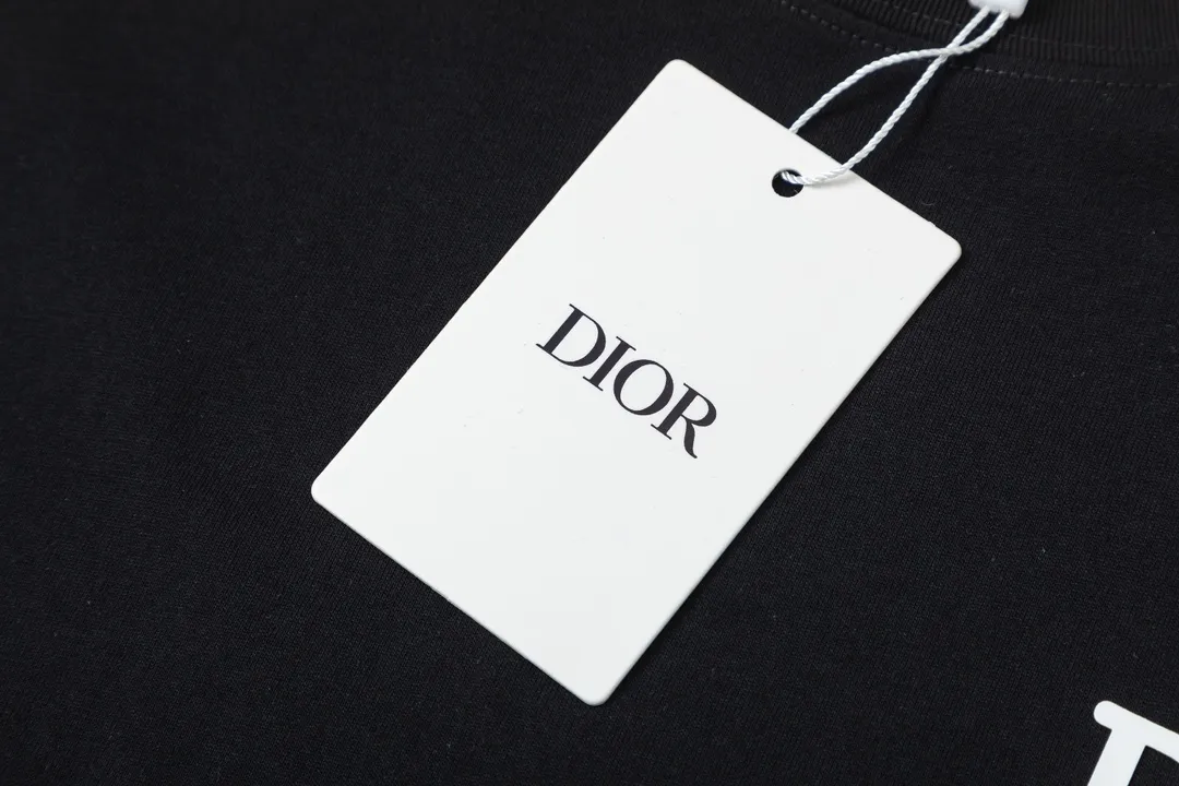 🅿️170 Dior Dior joint stone island series 2025 new three-dimensional silicone letter logo Unisex short-sleeved T-shirt ·Customized 280 grams of 100% double yarn pure cotton fabric ·Dyeing of 32 double-strand threads ·Laser three-dimensional convex glue technology ·Collar label, hangtag, main mark and three complete labels Color: black Size: XS S M L