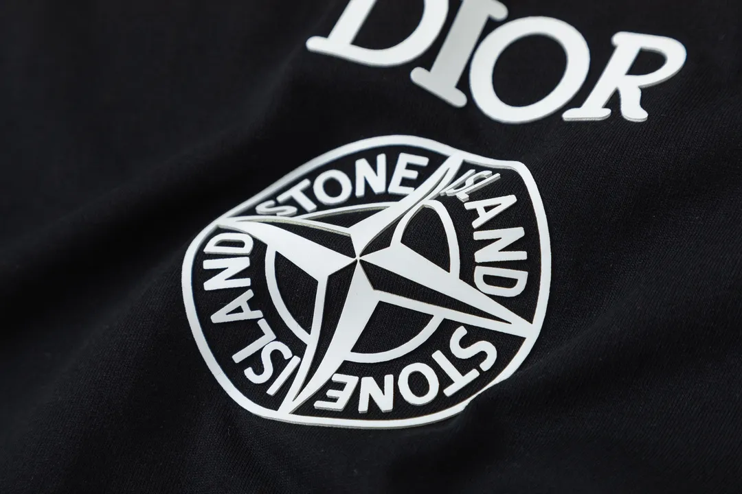 🅿️170 Dior Dior joint stone island series 2025 new three-dimensional silicone letter logo Unisex short-sleeved T-shirt ·Customized 280 grams of 100% double yarn pure cotton fabric ·Dyeing of 32 double-strand threads ·Laser three-dimensional convex glue technology ·Collar label, hangtag, main mark and three complete labels Color: black Size: XS S M L