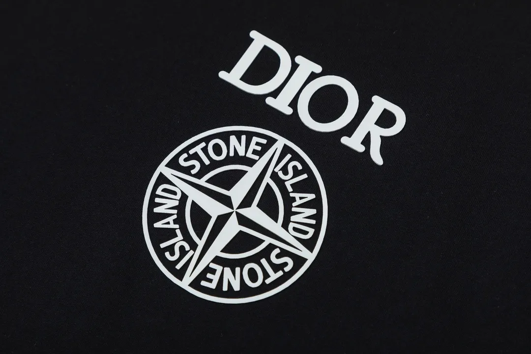 🅿️170 Dior Dior joint stone island series 2025 new three-dimensional silicone letter logo Unisex short-sleeved T-shirt ·Customized 280 grams of 100% double yarn pure cotton fabric ·Dyeing of 32 double-strand threads ·Laser three-dimensional convex glue technology ·Collar label, hangtag, main mark and three complete labels Color: black Size: XS S M L