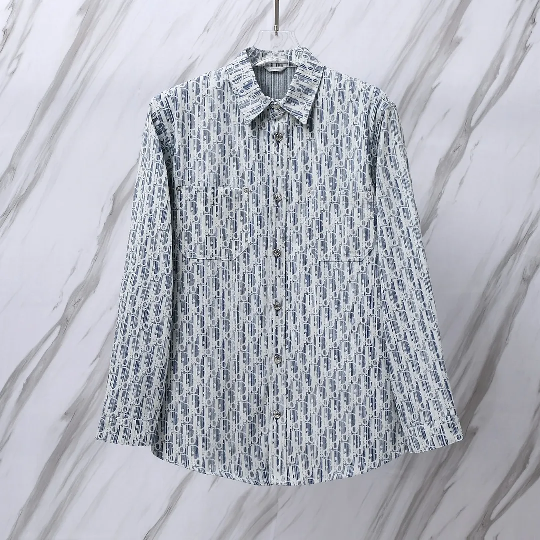🅿️280 Item No.: D11 Dior/Dior DR letter-dyed all-over logo jacquard long-sleeved denim shirt. The fabric is made of high-custom woven denim fabric. It is independently completed in 36 processes in the own brand factory assembly line based on the original version. Exquisite workmanship, neat routing, fine stitch length, loose and versatile version, casual and fashionable. The buttons are made of exclusive molded and custom-made letter aluminum buttons, which are not easy to rust after being stored for a long time after washing. The "Dior" letters on the small buttons on the pockets are clearly visible. The letters on the fabric are printed using a discharge printing process. The color of the original yarn is pulled out to white and gray. It is not the so-called printed or jacquard fabric on the market. The texture of the fabric is thick and stiff, and the fabric properties are not easy to wrinkle. The dyeing yarn restores the original color. The packaging uses a new packaging bag with DR letters. The packaging tags are complete. The same style for men and women. Color: blue Size: 38/39/40/41