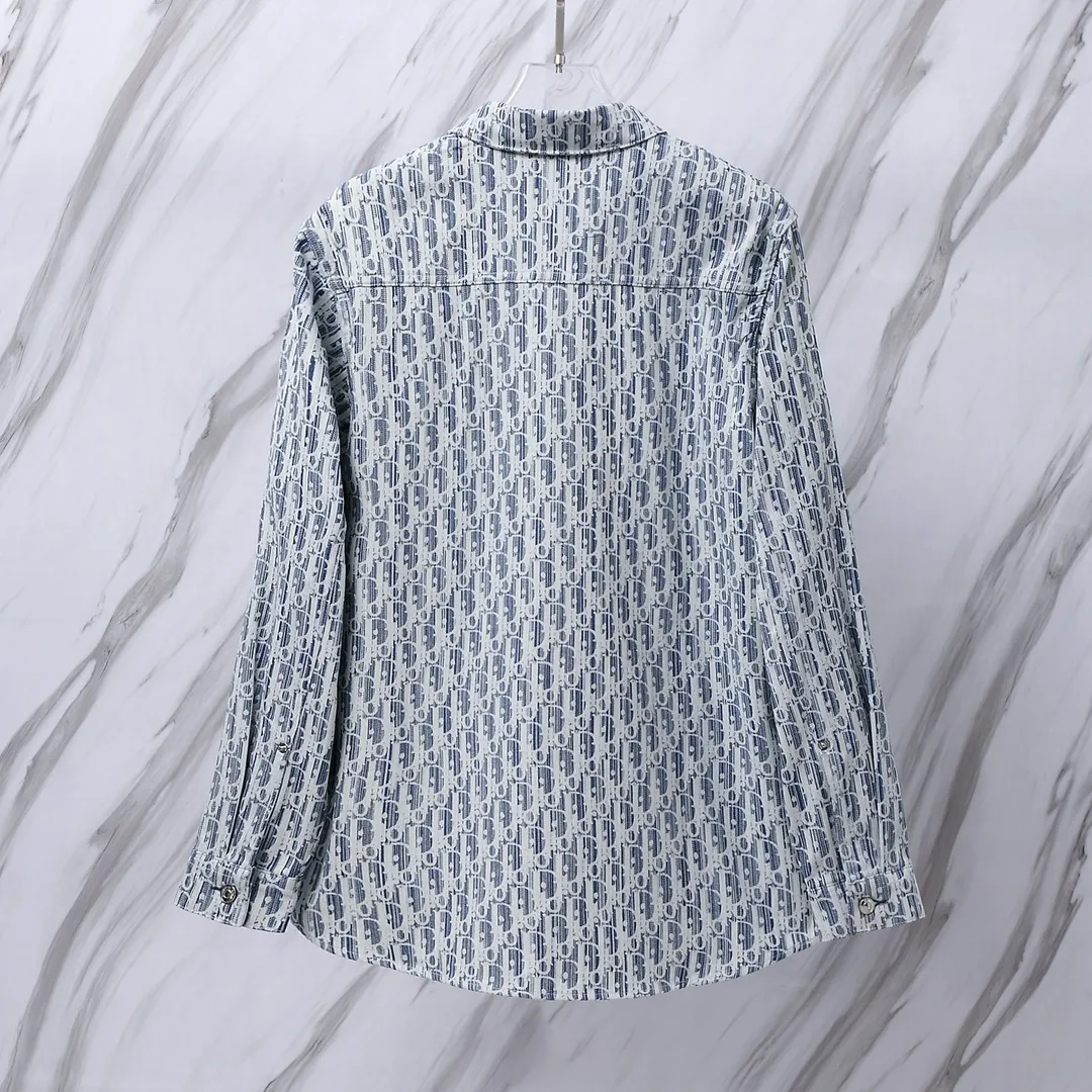 🅿️280 Item No.: D11 Dior/Dior DR letter-dyed all-over logo jacquard long-sleeved denim shirt. The fabric is made of high-custom woven denim fabric. It is independently completed in 36 processes in the own brand factory assembly line based on the original version. Exquisite workmanship, neat routing, fine stitch length, loose and versatile version, casual and fashionable. The buttons are made of exclusive molded and custom-made letter aluminum buttons, which are not easy to rust after being stored for a long time after washing. The "Dior" letters on the small buttons on the pockets are clearly visible. The letters on the fabric are printed using a discharge printing process. The color of the original yarn is pulled out to white and gray. It is not the so-called printed or jacquard fabric on the market. The texture of the fabric is thick and stiff, and the fabric properties are not easy to wrinkle. The dyeing yarn restores the original color. The packaging uses a new packaging bag with DR letters. The packaging tags are complete. The same style for men and women. Color: blue Size: 38/39/40/41