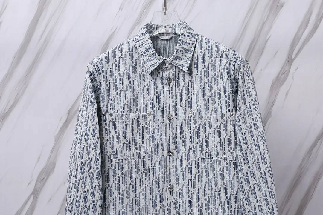 🅿️280 Item No.: D11 Dior/Dior DR letter-dyed all-over logo jacquard long-sleeved denim shirt. The fabric is made of high-custom woven denim fabric. It is independently completed in 36 processes in the own brand factory assembly line based on the original version. Exquisite workmanship, neat routing, fine stitch length, loose and versatile version, casual and fashionable. The buttons are made of exclusive molded and custom-made letter aluminum buttons, which are not easy to rust after being stored for a long time after washing. The "Dior" letters on the small buttons on the pockets are clearly visible. The letters on the fabric are printed using a discharge printing process. The color of the original yarn is pulled out to white and gray. It is not the so-called printed or jacquard fabric on the market. The texture of the fabric is thick and stiff, and the fabric properties are not easy to wrinkle. The dyeing yarn restores the original color. The packaging uses a new packaging bag with DR letters. The packaging tags are complete. The same style for men and women. Color: blue Size: 38/39/40/41