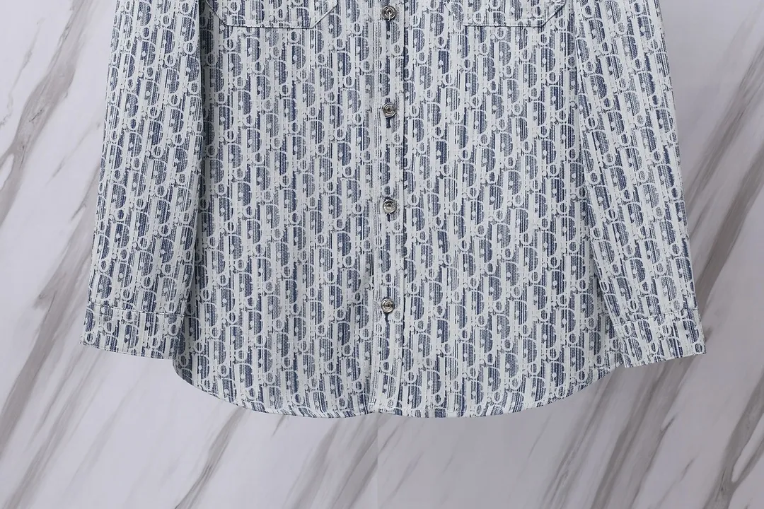 🅿️280 Item No.: D11 Dior/Dior DR letter-dyed all-over logo jacquard long-sleeved denim shirt. The fabric is made of high-custom woven denim fabric. It is independently completed in 36 processes in the own brand factory assembly line based on the original version. Exquisite workmanship, neat routing, fine stitch length, loose and versatile version, casual and fashionable. The buttons are made of exclusive molded and custom-made letter aluminum buttons, which are not easy to rust after being stored for a long time after washing. The "Dior" letters on the small buttons on the pockets are clearly visible. The letters on the fabric are printed using a discharge printing process. The color of the original yarn is pulled out to white and gray. It is not the so-called printed or jacquard fabric on the market. The texture of the fabric is thick and stiff, and the fabric properties are not easy to wrinkle. The dyeing yarn restores the original color. The packaging uses a new packaging bag with DR letters. The packaging tags are complete. The same style for men and women. Color: blue Size: 38/39/40/41