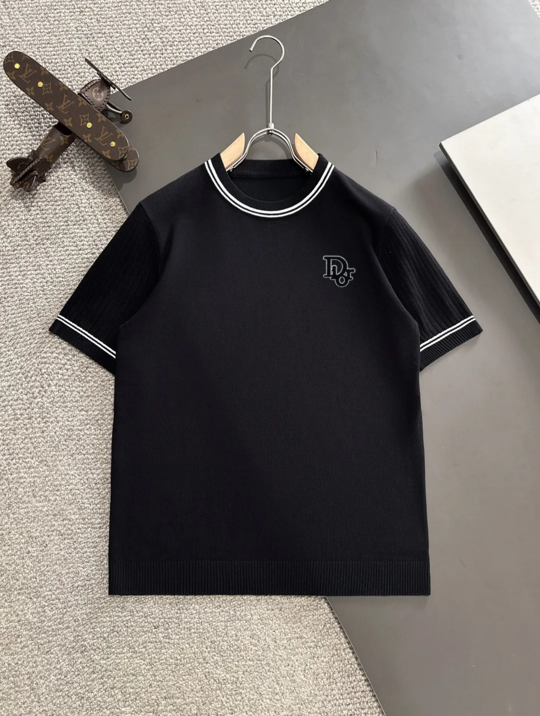 🅿️330 shipped next day. High quality Dior 2025 spring and summer new men's round neck short-sleeved T-shirt. Made of combed cotton yarn knitted cotton fabric. Pure cotton high-weight special yarn. It feels heavy when weighed. The upper body is also more textured than ordinary T-shirts. This texture can cope with the weather easily and is suitable for both hot and cold! The pattern on the chest adopts three-dimensional embroidery technology, and is perfectly produced stitch by stitch with reference to the original version! Loose fit design, looks noble. Size: M to XXXL