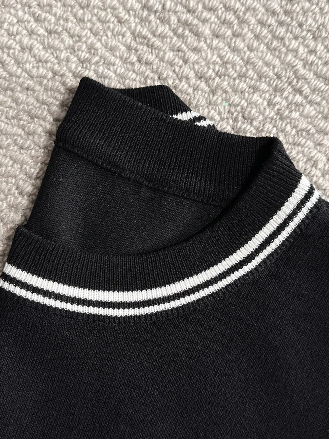 🅿️330 shipped next day. High quality Dior 2025 spring and summer new men's round neck short-sleeved T-shirt. Made of combed cotton yarn knitted cotton fabric. Pure cotton high-weight special yarn. It feels heavy when weighed. The upper body is also more textured than ordinary T-shirts. This texture can cope with the weather easily and is suitable for both hot and cold! The pattern on the chest adopts three-dimensional embroidery technology, and is perfectly produced stitch by stitch with reference to the original version! Loose fit design, looks noble. Size: M to XXXL