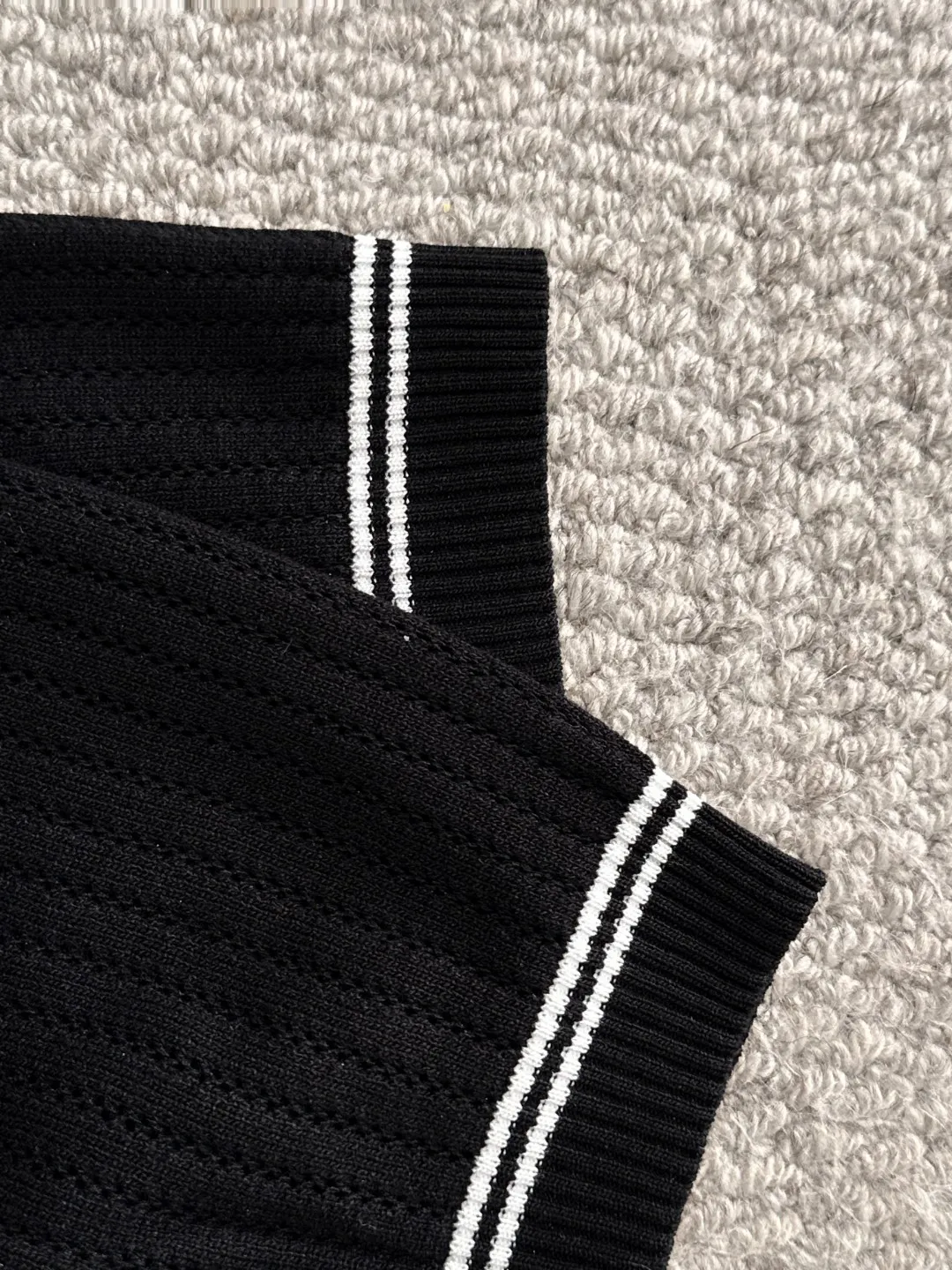 🅿️330 shipped next day. High quality Dior 2025 spring and summer new men's round neck short-sleeved T-shirt. Made of combed cotton yarn knitted cotton fabric. Pure cotton high-weight special yarn. It feels heavy when weighed. The upper body is also more textured than ordinary T-shirts. This texture can cope with the weather easily and is suitable for both hot and cold! The pattern on the chest adopts three-dimensional embroidery technology, and is perfectly produced stitch by stitch with reference to the original version! Loose fit design, looks noble. Size: M to XXXL