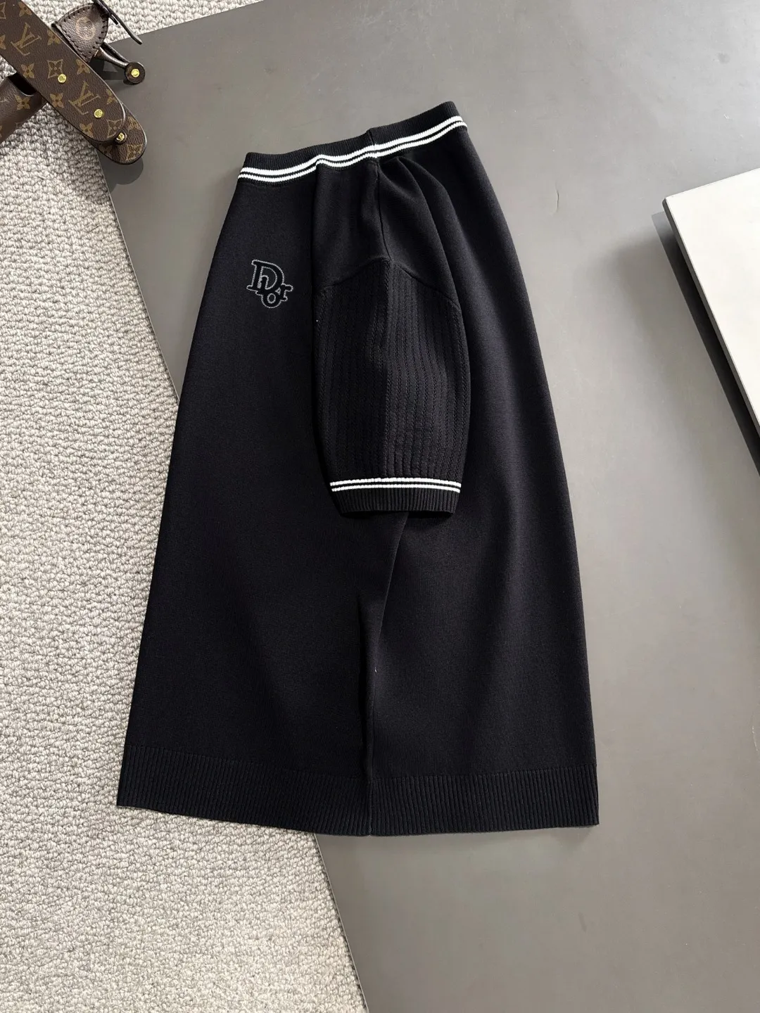 🅿️330 shipped next day. High quality Dior 2025 spring and summer new men's round neck short-sleeved T-shirt. Made of combed cotton yarn knitted cotton fabric. Pure cotton high-weight special yarn. It feels heavy when weighed. The upper body is also more textured than ordinary T-shirts. This texture can cope with the weather easily and is suitable for both hot and cold! The pattern on the chest adopts three-dimensional embroidery technology, and is perfectly produced stitch by stitch with reference to the original version! Loose fit design, looks noble. Size: M to XXXL