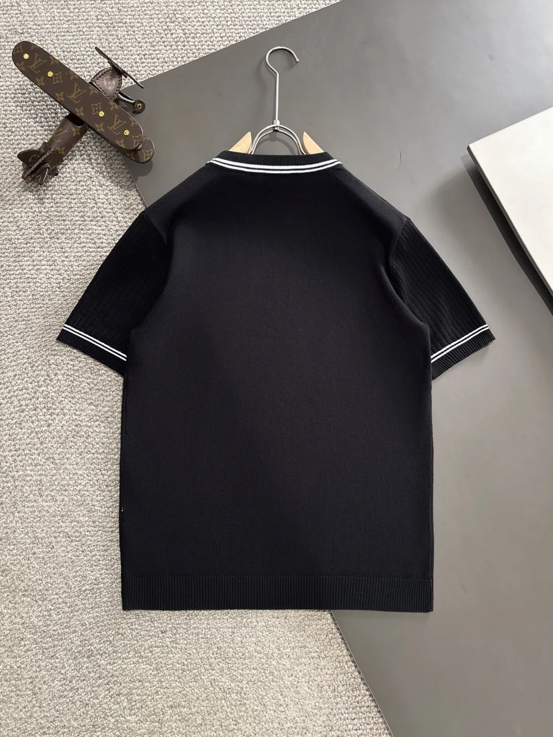 🅿️330 shipped next day. High quality Dior 2025 spring and summer new men's round neck short-sleeved T-shirt. Made of combed cotton yarn knitted cotton fabric. Pure cotton high-weight special yarn. It feels heavy when weighed. The upper body is also more textured than ordinary T-shirts. This texture can cope with the weather easily and is suitable for both hot and cold! The pattern on the chest adopts three-dimensional embroidery technology, and is perfectly produced stitch by stitch with reference to the original version! Loose fit design, looks noble. Size: M to XXXL