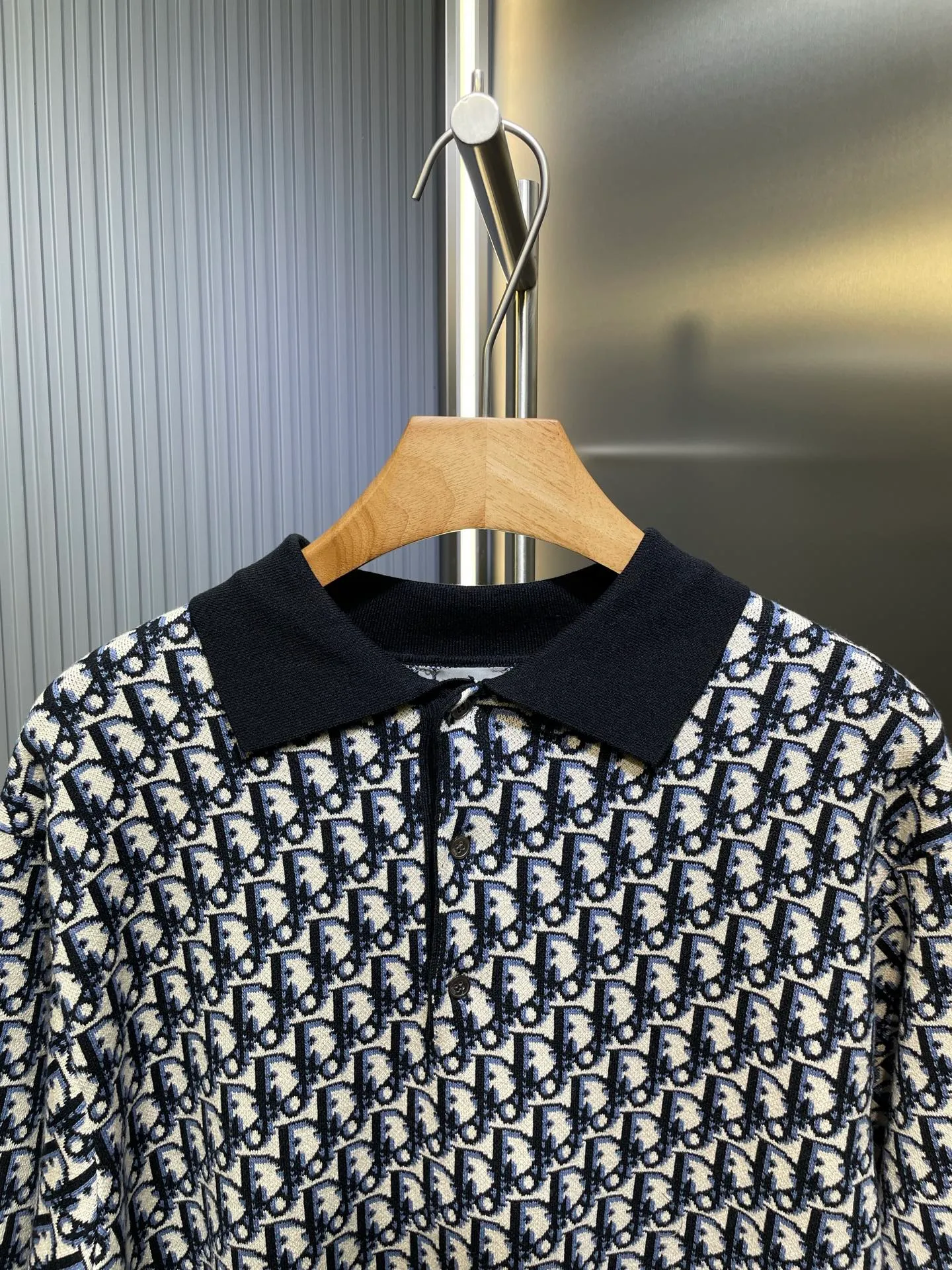 🅿️430 Dior knitted jacquard Polo shirt. Custom-woven Jinyue silk anti-ball material. Soft and delicate, comfortable and close to the skin. The timeless style is interpreted with deep navy. The iconic Oblique print blooms in a new look. Every line contains the brand's profound historical heritage. The combination of logo sweater and zipper Polo shirt is sublimation. Every fiber contains luxury and nobility. Process 1: Jacquard tissue imported from Germany. Precisely control the arrangement and interweaving of yarns and carefully interweave them on the loom to form Dior patterns and textures. Process 2: Use three-dimensional seam stitching. It uses specific sewing methods at the seams to make the clothes more three-dimensional and fit the body. The workmanship is cumbersome and complicated. Process 3: Softening and deodorizing process of garment washing water. Deep cleaning and deodorizing of clothes through professional washing equipment and specific detergents. Improve the feel and appearance of clothes. Accessories: Customized 1:1 Dior buttons Customized 1:1 Dior trademark Fit: Loose fit Size: S M L XL Style number: 25128-A90