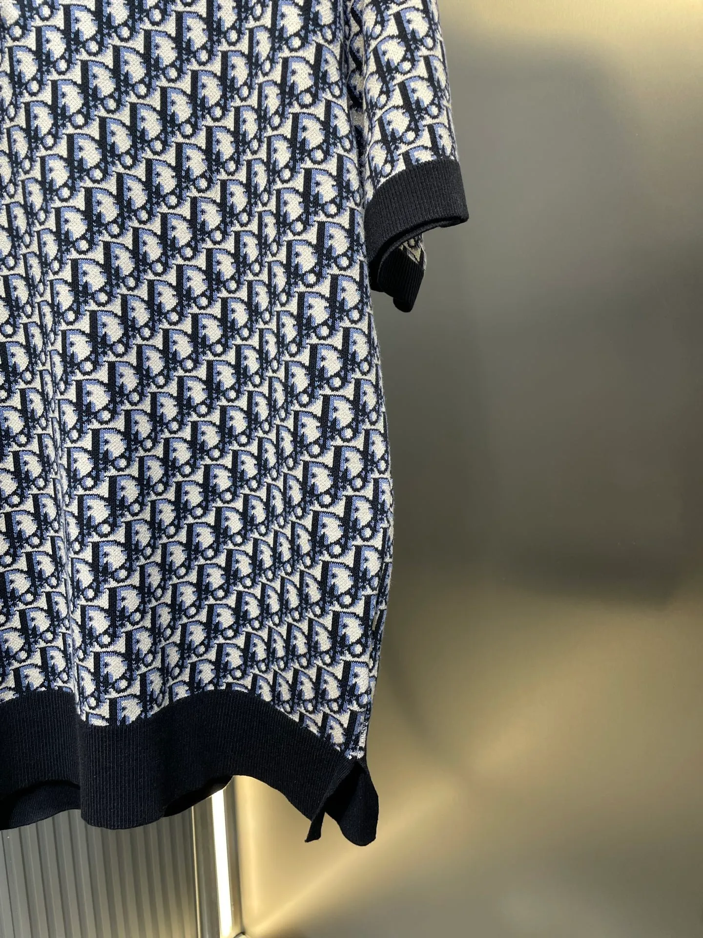 🅿️430 Dior knitted jacquard Polo shirt. Custom-woven Jinyue silk anti-ball material. Soft and delicate, comfortable and close to the skin. The timeless style is interpreted with deep navy. The iconic Oblique print blooms in a new look. Every line contains the brand's profound historical heritage. The combination of logo sweater and zipper Polo shirt is sublimation. Every fiber contains luxury and nobility. Process 1: Jacquard tissue imported from Germany. Precisely control the arrangement and interweaving of yarns and carefully interweave them on the loom to form Dior patterns and textures. Process 2: Use three-dimensional seam stitching. It uses specific sewing methods at the seams to make the clothes more three-dimensional and fit the body. The workmanship is cumbersome and complicated. Process 3: Softening and deodorizing process of garment washing water. Deep cleaning and deodorizing of clothes through professional washing equipment and specific detergents. Improve the feel and appearance of clothes. Accessories: Customized 1:1 Dior buttons Customized 1:1 Dior trademark Fit: Loose fit Size: S M L XL Style number: 25128-A90