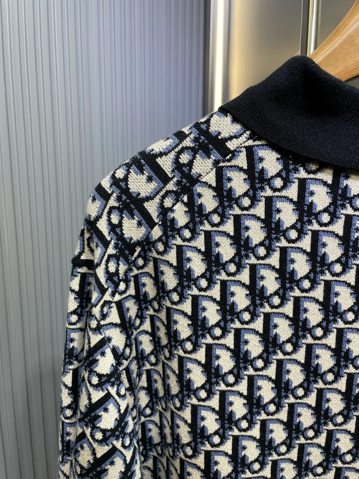 🅿️430 Dior knitted jacquard Polo shirt. Custom-woven Jinyue silk anti-ball material. Soft and delicate, comfortable and close to the skin. The timeless style is interpreted with deep navy. The iconic Oblique print blooms in a new look. Every line contains the brand's profound historical heritage. The combination of logo sweater and zipper Polo shirt is sublimation. Every fiber contains luxury and nobility. Process 1: Jacquard tissue imported from Germany. Precisely control the arrangement and interweaving of yarns and carefully interweave them on the loom to form Dior patterns and textures. Process 2: Use three-dimensional seam stitching. It uses specific sewing methods at the seams to make the clothes more three-dimensional and fit the body. The workmanship is cumbersome and complicated. Process 3: Softening and deodorizing process of garment washing water. Deep cleaning and deodorizing of clothes through professional washing equipment and specific detergents. Improve the feel and appearance of clothes. Accessories: Customized 1:1 Dior buttons Customized 1:1 Dior trademark Fit: Loose fit Size: S M L XL Style number: 25128-A90