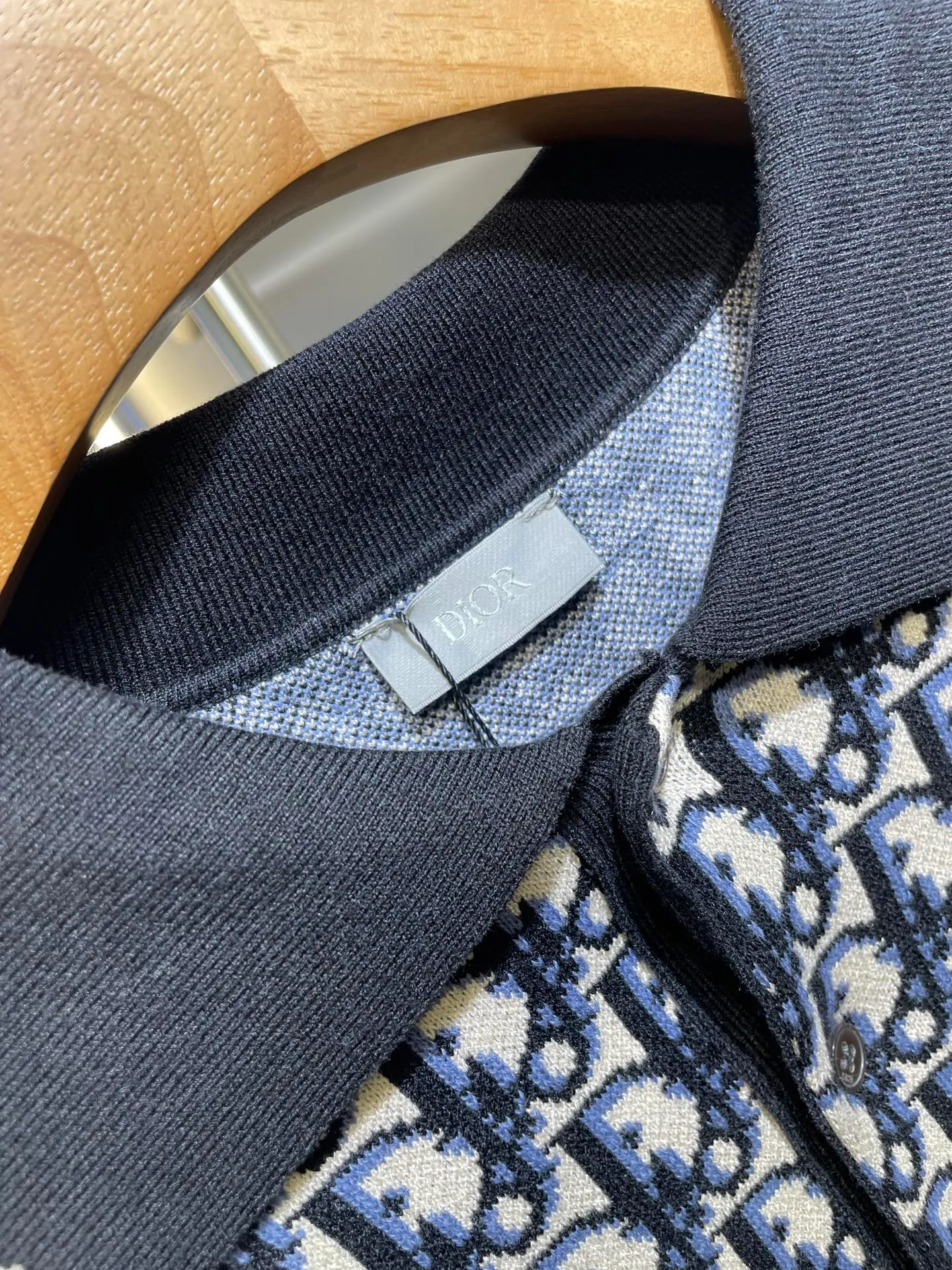 🅿️430 Dior knitted jacquard Polo shirt. Custom-woven Jinyue silk anti-ball material. Soft and delicate, comfortable and close to the skin. The timeless style is interpreted with deep navy. The iconic Oblique print blooms in a new look. Every line contains the brand's profound historical heritage. The combination of logo sweater and zipper Polo shirt is sublimation. Every fiber contains luxury and nobility. Process 1: Jacquard tissue imported from Germany. Precisely control the arrangement and interweaving of yarns and carefully interweave them on the loom to form Dior patterns and textures. Process 2: Use three-dimensional seam stitching. It uses specific sewing methods at the seams to make the clothes more three-dimensional and fit the body. The workmanship is cumbersome and complicated. Process 3: Softening and deodorizing process of garment washing water. Deep cleaning and deodorizing of clothes through professional washing equipment and specific detergents. Improve the feel and appearance of clothes. Accessories: Customized 1:1 Dior buttons Customized 1:1 Dior trademark Fit: Loose fit Size: S M L XL Style number: 25128-A90