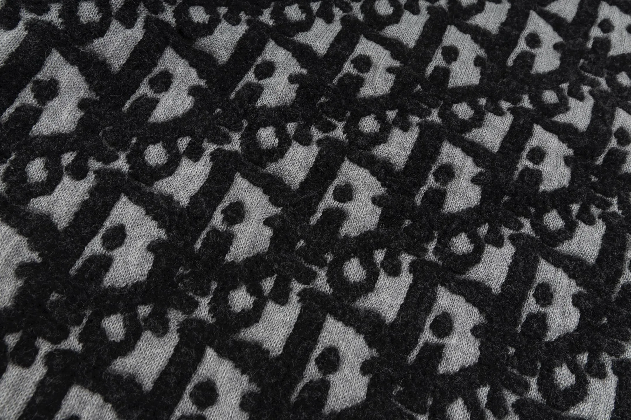 🅿️570 [Exclusive supply] CD 25FW terry embroidered jacquard crew neck sweater (grey). The original purchase is 20,000. The fabric is carefully made of white sheep wool blended jacquard fabric. The whole body decoration is developed with raised classic color matching Oblique printing pattern to enhance the style. Zippered sleeves add style, while a ribbed crew neck adds contrasting texture. It takes 400 minutes to weave the entire piece of clothing using an imported machine. The hole-explosion rate is extremely high and the cost is expensive. It only takes five dyeings to complete the yarn, and the yarn color loss is as high as 15%. The surface printing is the same three-dimensional as the original and needs to be completed with an imported machine. The sleeves are decorated with zipper openings and custom-made hardware zippers, and the side zippers are hand-sewn at a high cost. A sleek, modern reinterpretation of a classic logo. Size:S/M/L/XL