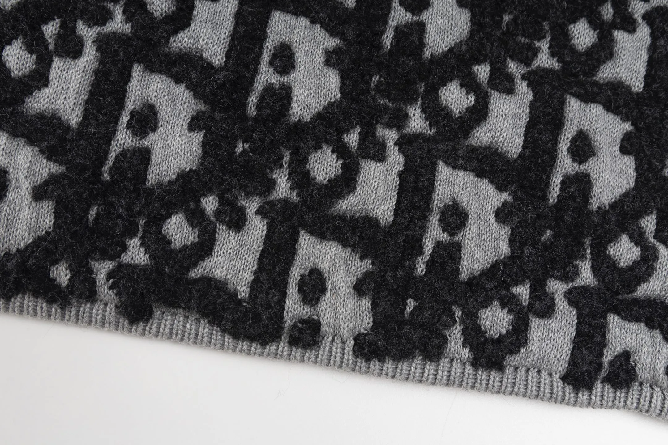 🅿️570 [Exclusive supply] CD 25FW terry embroidered jacquard crew neck sweater (grey). The original purchase is 20,000. The fabric is carefully made of white sheep wool blended jacquard fabric. The whole body decoration is developed with raised classic color matching Oblique printing pattern to enhance the style. Zippered sleeves add style, while a ribbed crew neck adds contrasting texture. It takes 400 minutes to weave the entire piece of clothing using an imported machine. The hole-explosion rate is extremely high and the cost is expensive. It only takes five dyeings to complete the yarn, and the yarn color loss is as high as 15%. The surface printing is the same three-dimensional as the original and needs to be completed with an imported machine. The sleeves are decorated with zipper openings and custom-made hardware zippers, and the side zippers are hand-sewn at a high cost. A sleek, modern reinterpretation of a classic logo. Size:S/M/L/XL