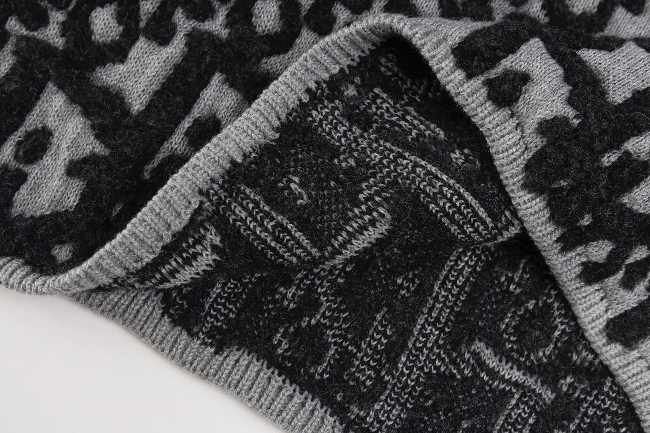 🅿️570 [Exclusive supply] CD 25FW terry embroidered jacquard crew neck sweater (grey). The original purchase is 20,000. The fabric is carefully made of white sheep wool blended jacquard fabric. The whole body decoration is developed with raised classic color matching Oblique printing pattern to enhance the style. Zippered sleeves add style, while a ribbed crew neck adds contrasting texture. It takes 400 minutes to weave the entire piece of clothing using an imported machine. The hole-explosion rate is extremely high and the cost is expensive. It only takes five dyeings to complete the yarn, and the yarn color loss is as high as 15%. The surface printing is the same three-dimensional as the original and needs to be completed with an imported machine. The sleeves are decorated with zipper openings and custom-made hardware zippers, and the side zippers are hand-sewn at a high cost. A sleek, modern reinterpretation of a classic logo. Size:S/M/L/XL