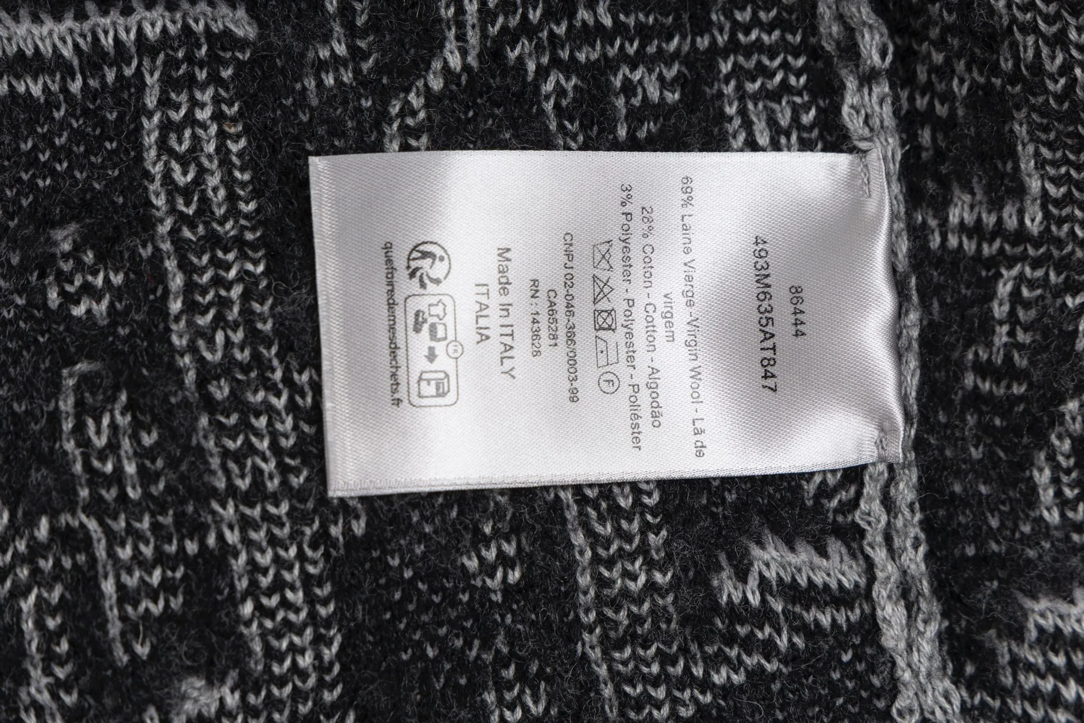 🅿️570 [Exclusive supply] CD 25FW terry embroidered jacquard crew neck sweater (grey). The original purchase is 20,000. The fabric is carefully made of white sheep wool blended jacquard fabric. The whole body decoration is developed with raised classic color matching Oblique printing pattern to enhance the style. Zippered sleeves add style, while a ribbed crew neck adds contrasting texture. It takes 400 minutes to weave the entire piece of clothing using an imported machine. The hole-explosion rate is extremely high and the cost is expensive. It only takes five dyeings to complete the yarn, and the yarn color loss is as high as 15%. The surface printing is the same three-dimensional as the original and needs to be completed with an imported machine. The sleeves are decorated with zipper openings and custom-made hardware zippers, and the side zippers are hand-sewn at a high cost. A sleek, modern reinterpretation of a classic logo. Size:S/M/L/XL