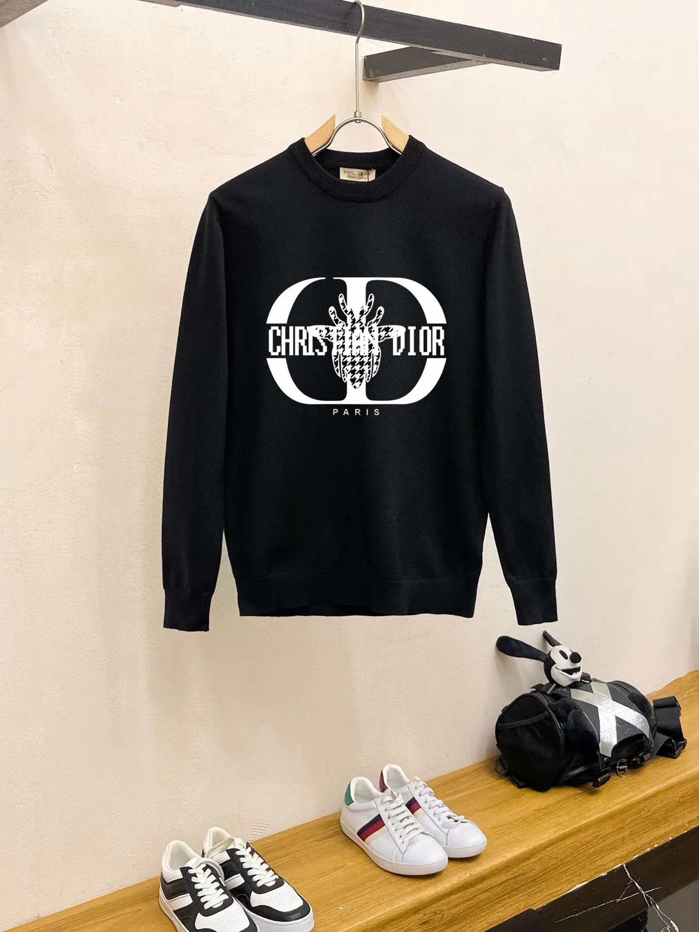 🅿️240 【DIOR】Autumn and winter classic round neck pullover sweater, in full condition! ! ! Wool blended fabric, the latest model in 2025, golden ratio! ! Slim-fitting soft gold, versatile and practical item, the combination and practicality are extremely powerful, simple and elegant, and classy! To create your own style, it is highly recommended to buy it in two colors. The standard slim fit tailoring process is suitable for both young and old men. It is knitted from wool and will not cause any discomfort! While keeping warm, it is stylish, textured and wearable, and the classic logo with contrasting colors on the chest feels in place! ! Recommended for regular customers! ! Size M-3XL (maximum wear: 190 pounds)