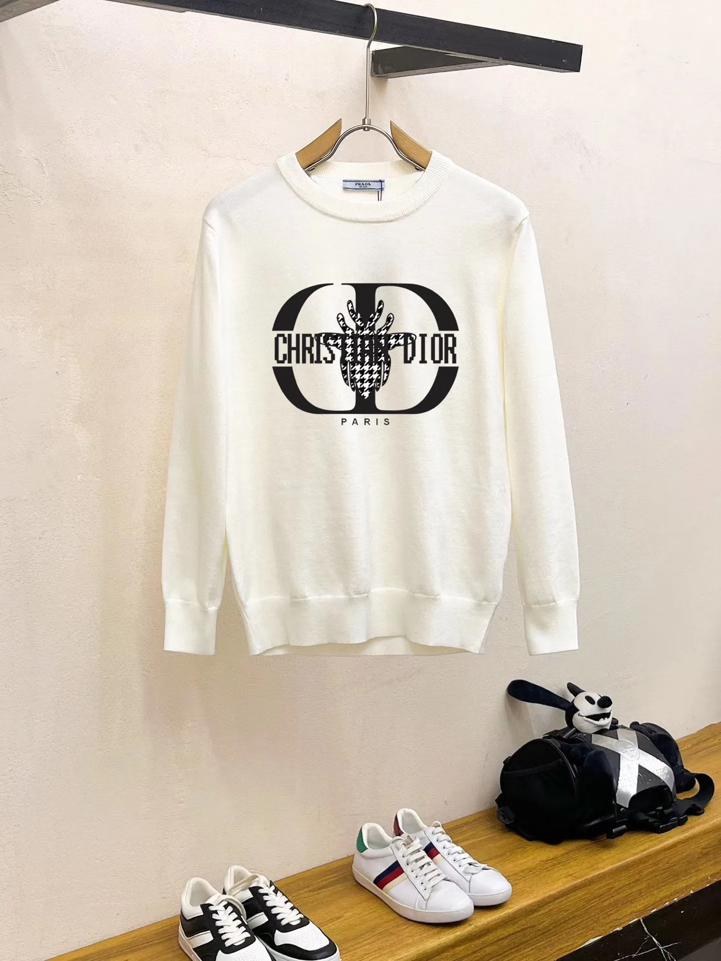 🅿️240 【DIOR】Autumn and winter classic round neck pullover sweater, in full condition! ! ! Wool blended fabric, the latest model in 2025, golden ratio! ! Slim-fitting soft gold, versatile and practical item, the combination and practicality are extremely powerful, simple and elegant, and classy! To create your own style, it is highly recommended to buy it in two colors. The standard slim fit tailoring process is suitable for both young and old men. It is knitted from wool and will not cause any discomfort! While keeping warm, it is stylish, textured and wearable, and the classic logo with contrasting colors on the chest feels in place! ! Recommended for regular customers! ! Size M-3XL (maximum wear: 190 pounds)