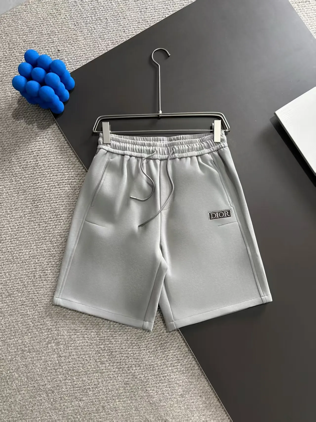🅿️330 shipped next day. High-quality DIOR Dior 2025 spring and summer new high-definition elastic band casual solid color loose shorts. Made with machines imported from Italy. The hem of the trousers is stitched with two needles. The stitching is fine and firm. The fabric is customized at the counter. It has high breathability and comfort. The details are impeccable. The design concept of brand elements reflects high quality. It feels delicate and soft! It presents a casual cut and the upper body shape is great! Size: M-3XL