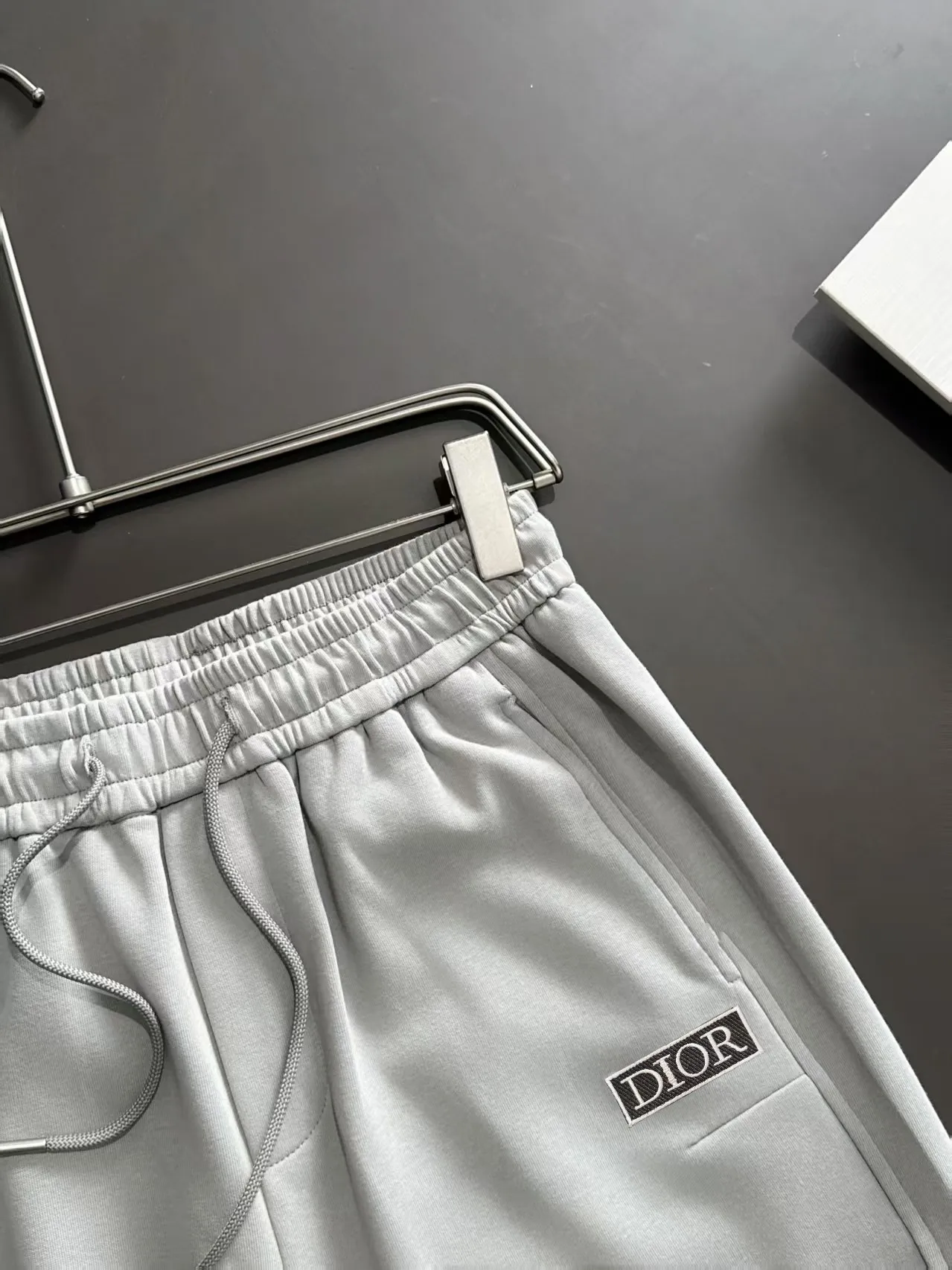 🅿️330 shipped next day. High-quality DIOR Dior 2025 spring and summer new high-definition elastic band casual solid color loose shorts. Made with machines imported from Italy. The hem of the trousers is stitched with two needles. The stitching is fine and firm. The fabric is customized at the counter. It has high breathability and comfort. The details are impeccable. The design concept of brand elements reflects high quality. It feels delicate and soft! It presents a casual cut and the upper body shape is great! Size: M-3XL