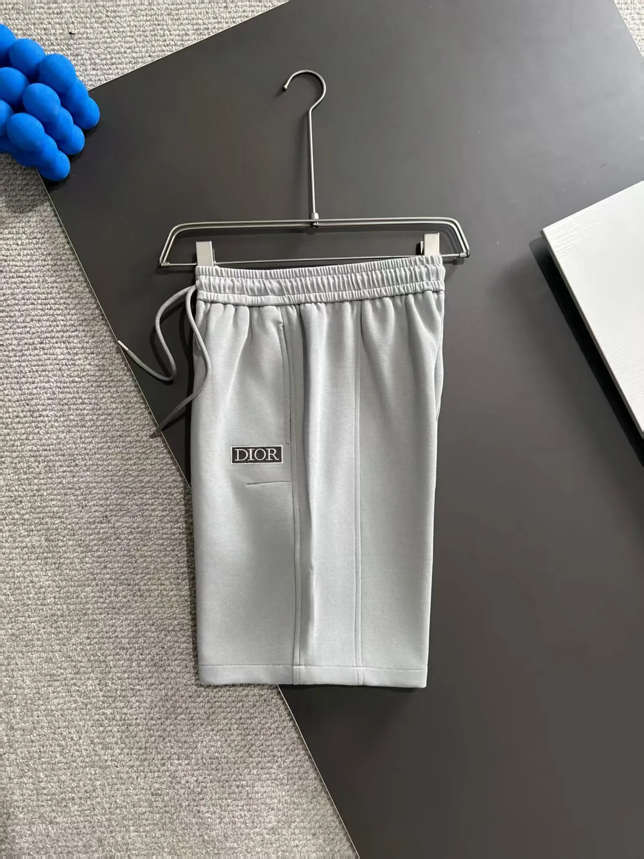 🅿️330 shipped next day. High-quality DIOR Dior 2025 spring and summer new high-definition elastic band casual solid color loose shorts. Made with machines imported from Italy. The hem of the trousers is stitched with two needles. The stitching is fine and firm. The fabric is customized at the counter. It has high breathability and comfort. The details are impeccable. The design concept of brand elements reflects high quality. It feels delicate and soft! It presents a casual cut and the upper body shape is great! Size: M-3XL