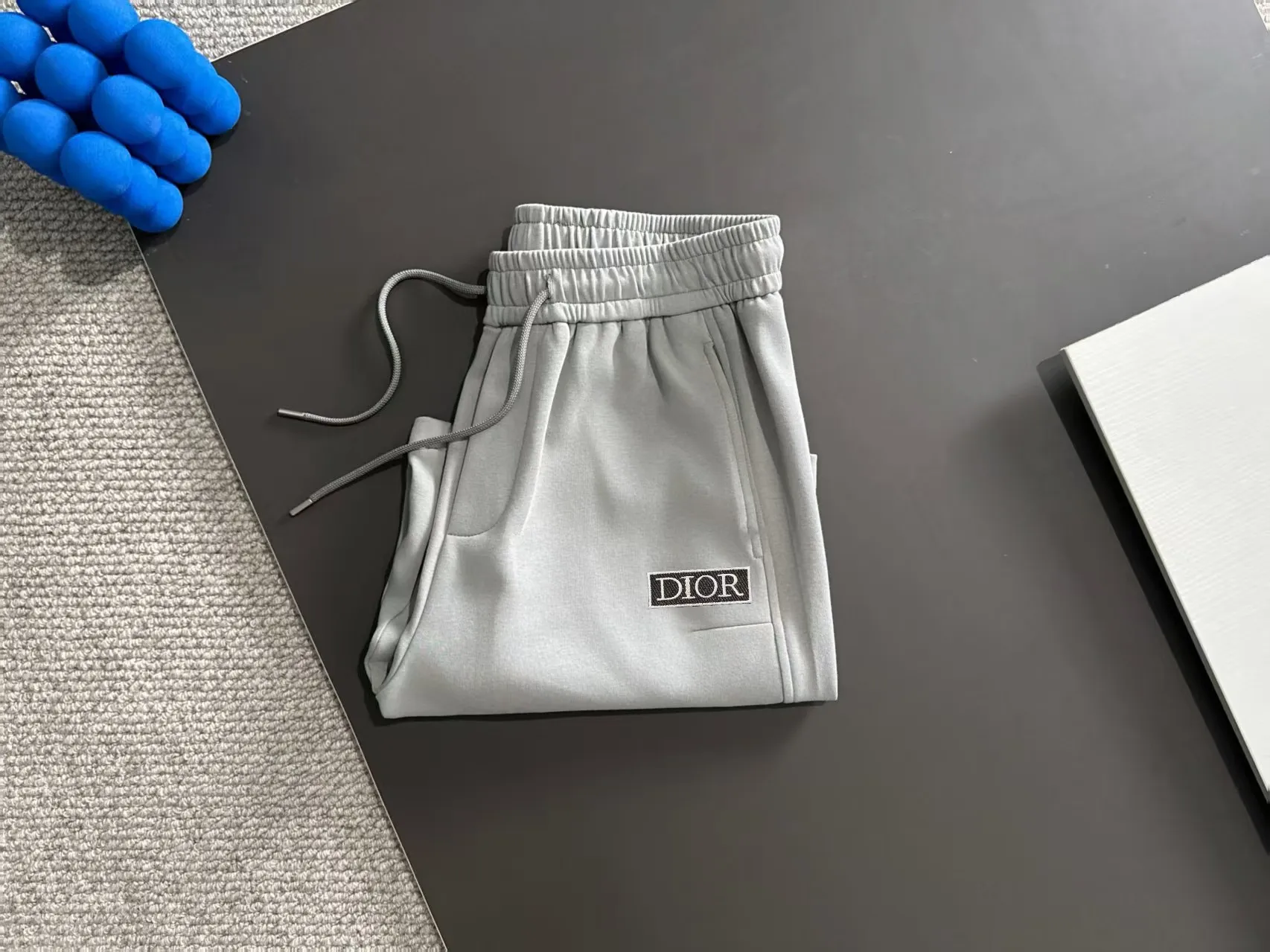 🅿️330 shipped next day. High-quality DIOR Dior 2025 spring and summer new high-definition elastic band casual solid color loose shorts. Made with machines imported from Italy. The hem of the trousers is stitched with two needles. The stitching is fine and firm. The fabric is customized at the counter. It has high breathability and comfort. The details are impeccable. The design concept of brand elements reflects high quality. It feels delicate and soft! It presents a casual cut and the upper body shape is great! Size: M-3XL