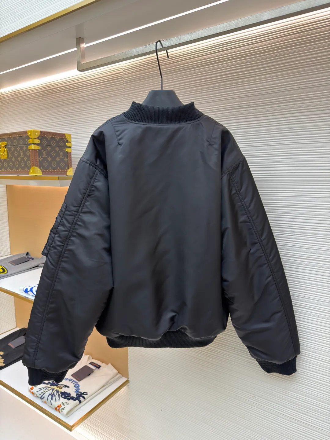 Prada sleeve bomber bomber jacket cotton ●Original version: Purchased and developed at 18475 ●Item number: 1682145-C45 ●Fabric: Regenerated nylon fabric ●Technology: Positioning cutting machine production ●Color: black ●Version: fitted version ●Weight: about 1115 grams ●Size: S-M-L-XL ●Description: The fabric is made of customized regenerated nylon. The main features of this nylon fabric are environmental protection, circular economy, performance and texture, wear resistance The look and feel remains premium. The filling is made of high-quality pearl cotton. This cotton is not a traditional wadding, but a hollow three-dimensional crimped fiber formed through a special process. Diamond-shaped mesh stitching inside and outside prevents the down from shifting and accumulating during use, ensuring even distribution of thermal insulation properties. Customized hardware accessories include triangle labels, engraved zippers, and buttons. The overall wiring is straight and delicate, the fabric is comfortable and soft, and the color is consistent without color difference. It can be matched with the same style to create a fashionable look and control various occasions. Customized accessories, complete with three standards, same style for men and women!