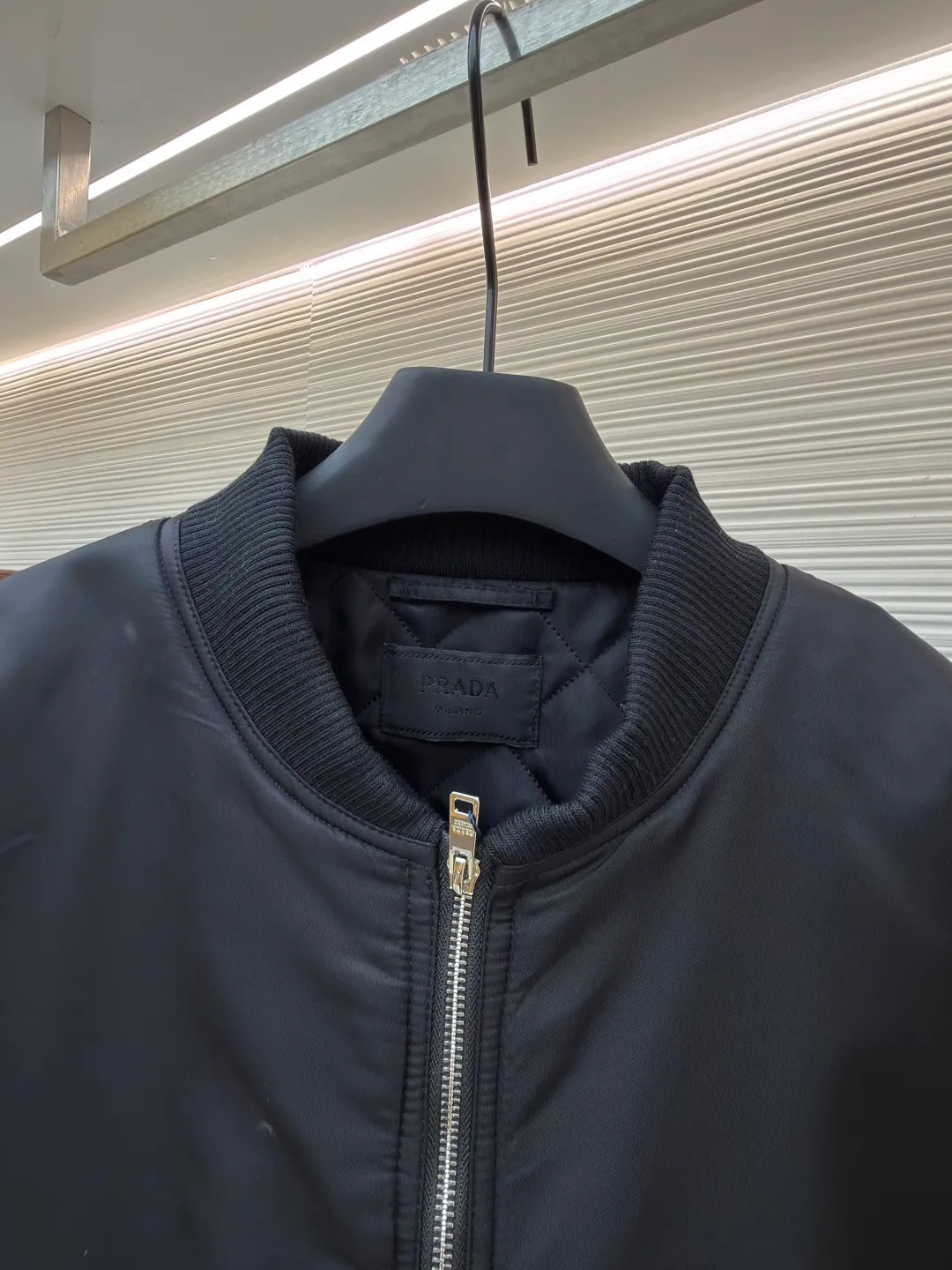 Prada sleeve bomber bomber jacket cotton ●Original version: Purchased and developed at 18475 ●Item number: 1682145-C45 ●Fabric: Regenerated nylon fabric ●Technology: Positioning cutting machine production ●Color: black ●Version: fitted version ●Weight: about 1115 grams ●Size: S-M-L-XL ●Description: The fabric is made of customized regenerated nylon. The main features of this nylon fabric are environmental protection, circular economy, performance and texture, wear resistance The look and feel remains premium. The filling is made of high-quality pearl cotton. This cotton is not a traditional wadding, but a hollow three-dimensional crimped fiber formed through a special process. Diamond-shaped mesh stitching inside and outside prevents the down from shifting and accumulating during use, ensuring even distribution of thermal insulation properties. Customized hardware accessories include triangle labels, engraved zippers, and buttons. The overall wiring is straight and delicate, the fabric is comfortable and soft, and the color is consistent without color difference. It can be matched with the same style to create a fashionable look and control various occasions. Customized accessories, complete with three standards, same style for men and women!