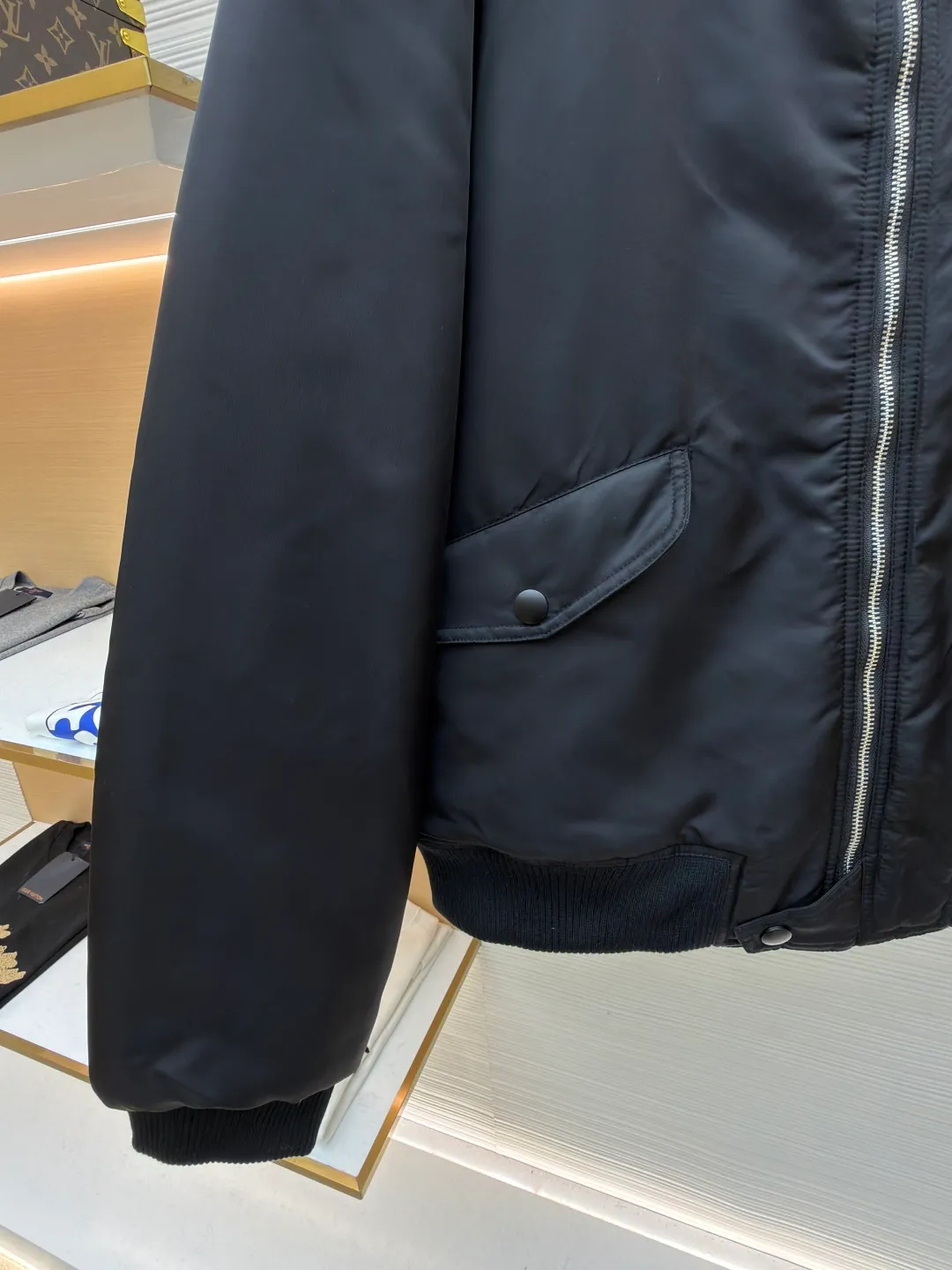 Prada sleeve bomber bomber jacket cotton ●Original version: Purchased and developed at 18475 ●Item number: 1682145-C45 ●Fabric: Regenerated nylon fabric ●Technology: Positioning cutting machine production ●Color: black ●Version: fitted version ●Weight: about 1115 grams ●Size: S-M-L-XL ●Description: The fabric is made of customized regenerated nylon. The main features of this nylon fabric are environmental protection, circular economy, performance and texture, wear resistance The look and feel remains premium. The filling is made of high-quality pearl cotton. This cotton is not a traditional wadding, but a hollow three-dimensional crimped fiber formed through a special process. Diamond-shaped mesh stitching inside and outside prevents the down from shifting and accumulating during use, ensuring even distribution of thermal insulation properties. Customized hardware accessories include triangle labels, engraved zippers, and buttons. The overall wiring is straight and delicate, the fabric is comfortable and soft, and the color is consistent without color difference. It can be matched with the same style to create a fashionable look and control various occasions. Customized accessories, complete with three standards, same style for men and women!