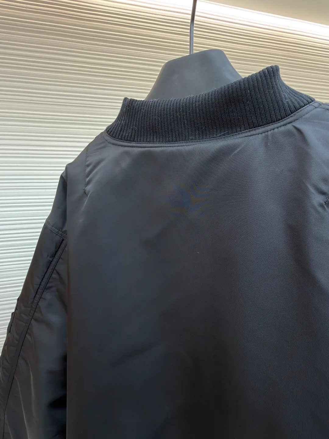 Prada sleeve bomber bomber jacket cotton ●Original version: Purchased and developed at 18475 ●Item number: 1682145-C45 ●Fabric: Regenerated nylon fabric ●Technology: Positioning cutting machine production ●Color: black ●Version: fitted version ●Weight: about 1115 grams ●Size: S-M-L-XL ●Description: The fabric is made of customized regenerated nylon. The main features of this nylon fabric are environmental protection, circular economy, performance and texture, wear resistance The look and feel remains premium. The filling is made of high-quality pearl cotton. This cotton is not a traditional wadding, but a hollow three-dimensional crimped fiber formed through a special process. Diamond-shaped mesh stitching inside and outside prevents the down from shifting and accumulating during use, ensuring even distribution of thermal insulation properties. Customized hardware accessories include triangle labels, engraved zippers, and buttons. The overall wiring is straight and delicate, the fabric is comfortable and soft, and the color is consistent without color difference. It can be matched with the same style to create a fashionable look and control various occasions. Customized accessories, complete with three standards, same style for men and women!